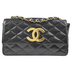 CHANEL Schwarzes Lammfell Gestepptes Leder Große CC Gold Hardware Kleine Schulterklappe