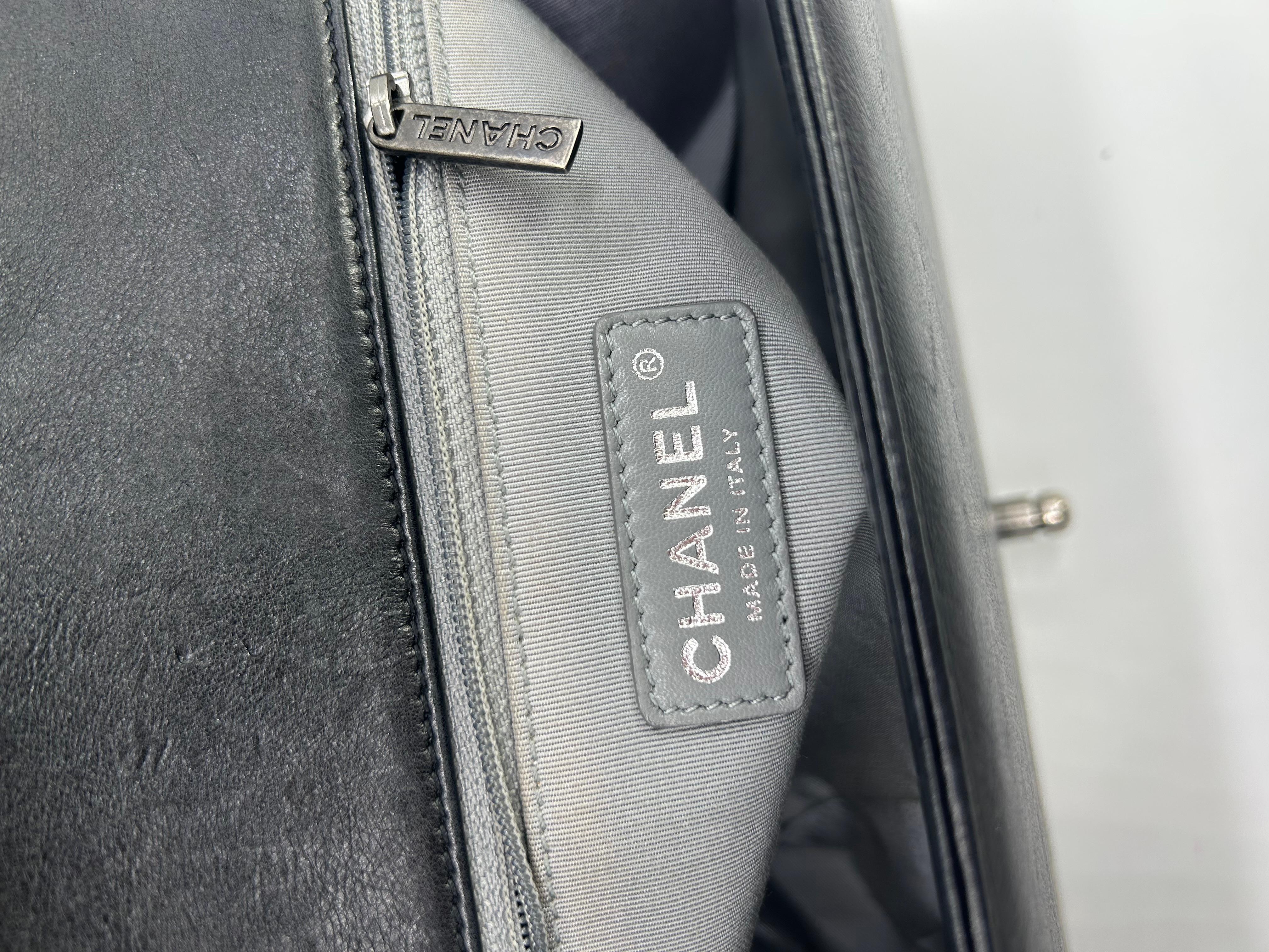 Chanel Schwarze gesteppte Medium Boy Bag aus Lammfell im Angebot 10