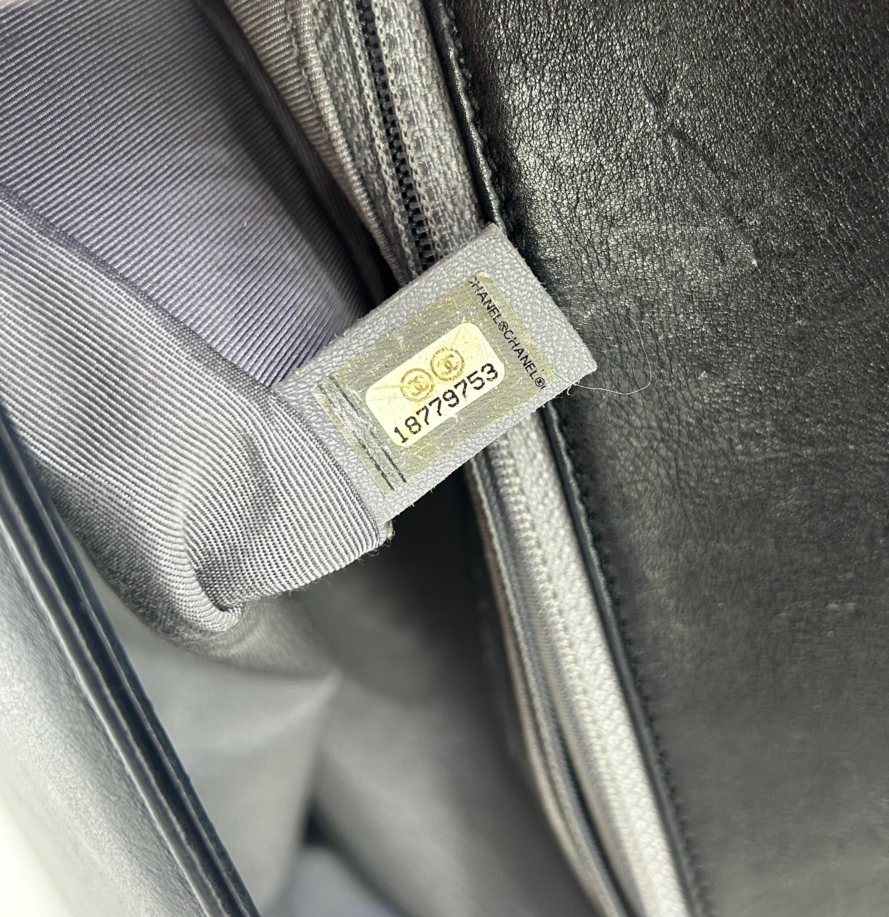 Chanel Schwarze gesteppte Medium Boy Bag aus Lammfell im Angebot 11