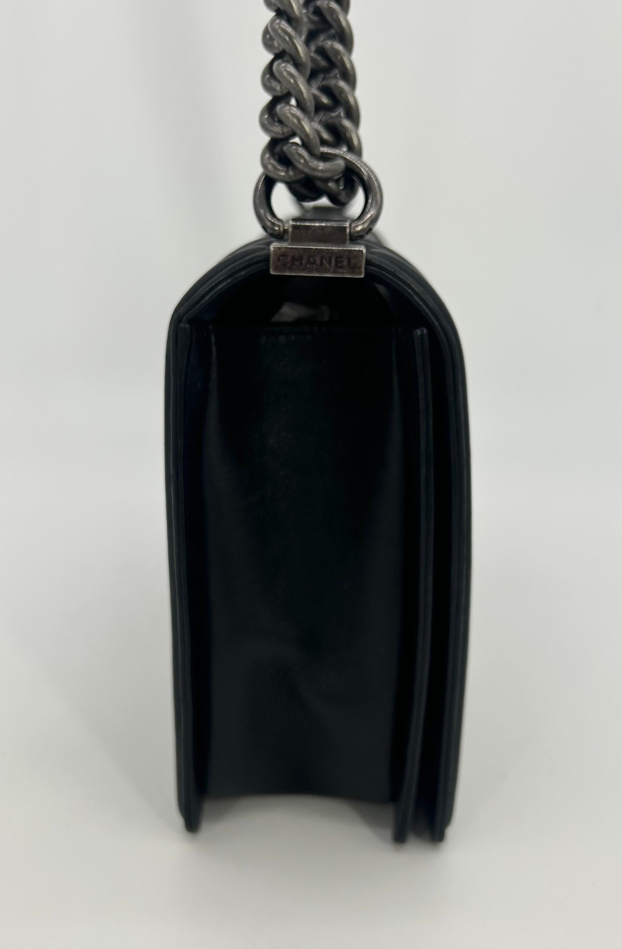 Chanel Schwarze gesteppte Medium Boy Bag aus Lammfell im Zustand „Gut“ im Angebot in Philadelphia, PA