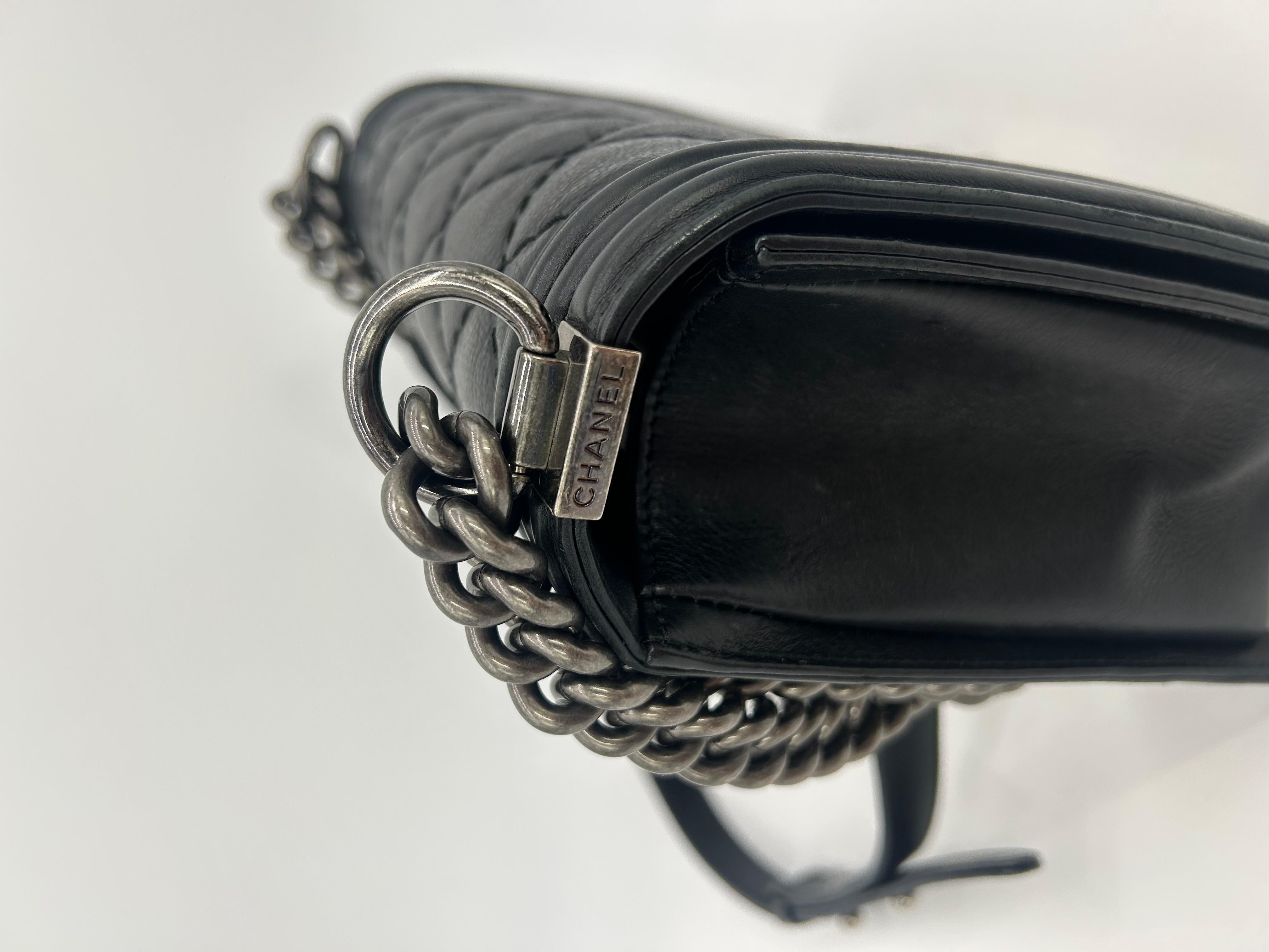Chanel Schwarze gesteppte Medium Boy Bag aus Lammfell im Angebot 2