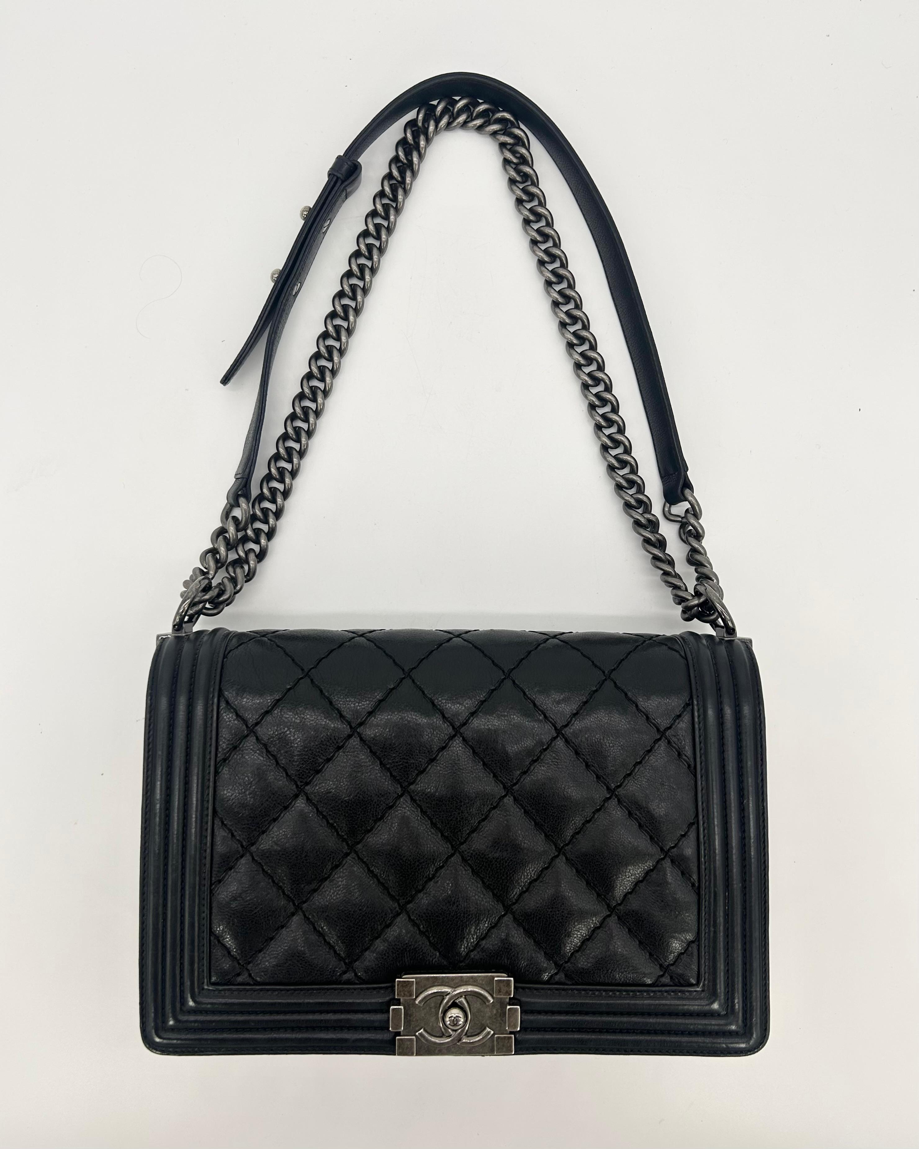 Chanel Schwarze gesteppte Medium Boy Bag aus Lammfell im Angebot 4