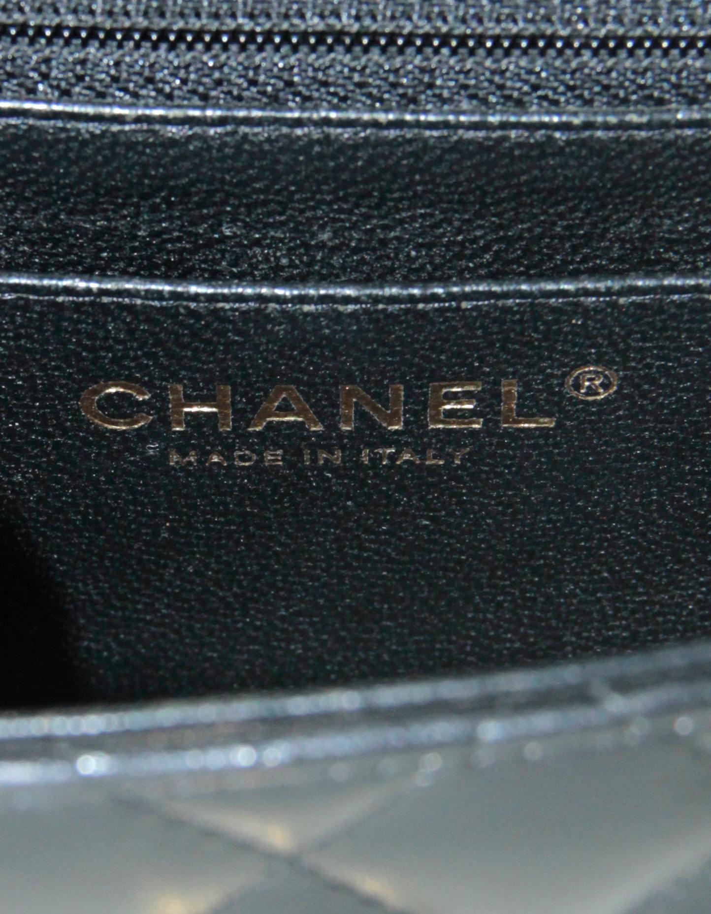 Chanel Schwarze gesteppte Valentine Charms Mini-Klappentasche aus Lammfell im Angebot 6