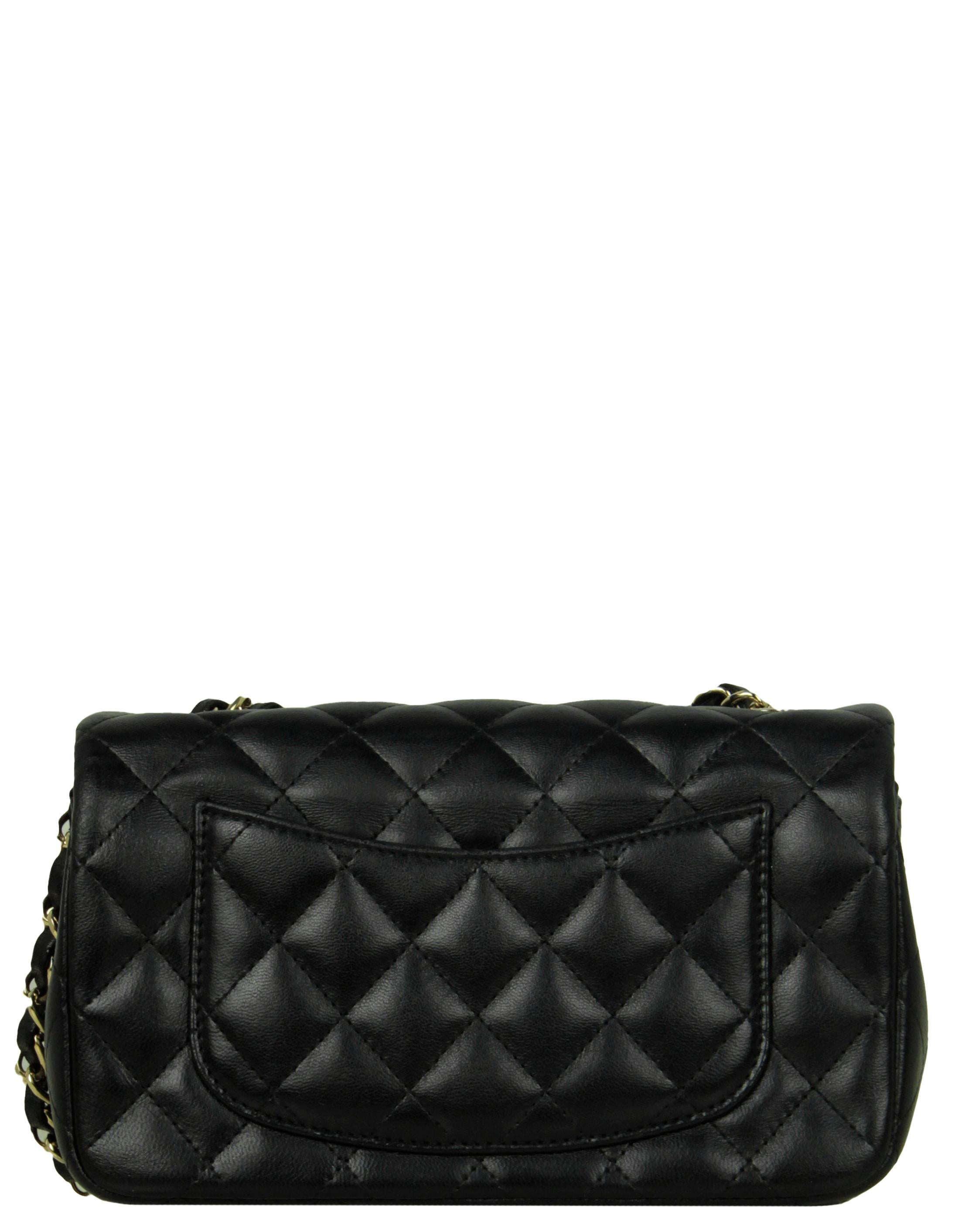 Chanel - Mini sac à rabat rectangulaire en cuir d'agneau noir matelassé avec breloques Valentino Excellent état - En vente à New York, NY