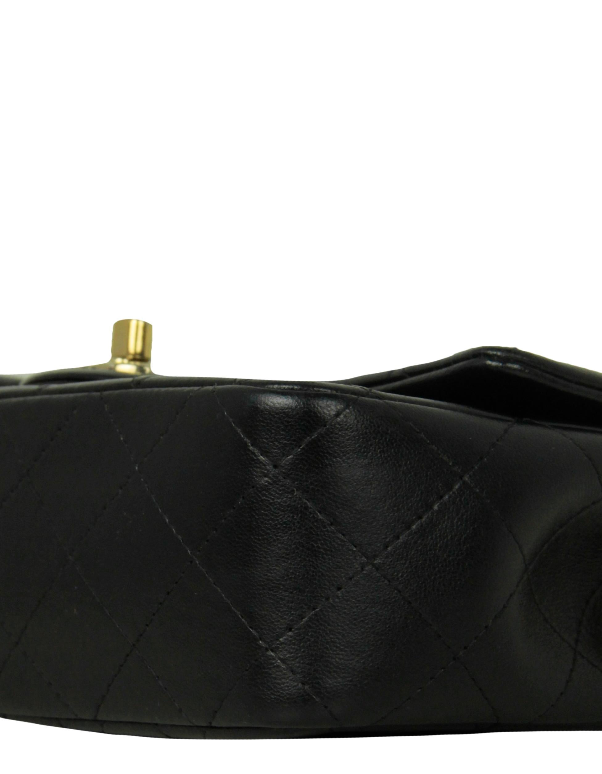 Chanel - Mini sac à rabat rectangulaire en cuir d'agneau noir matelassé avec breloques Valentino en vente 1