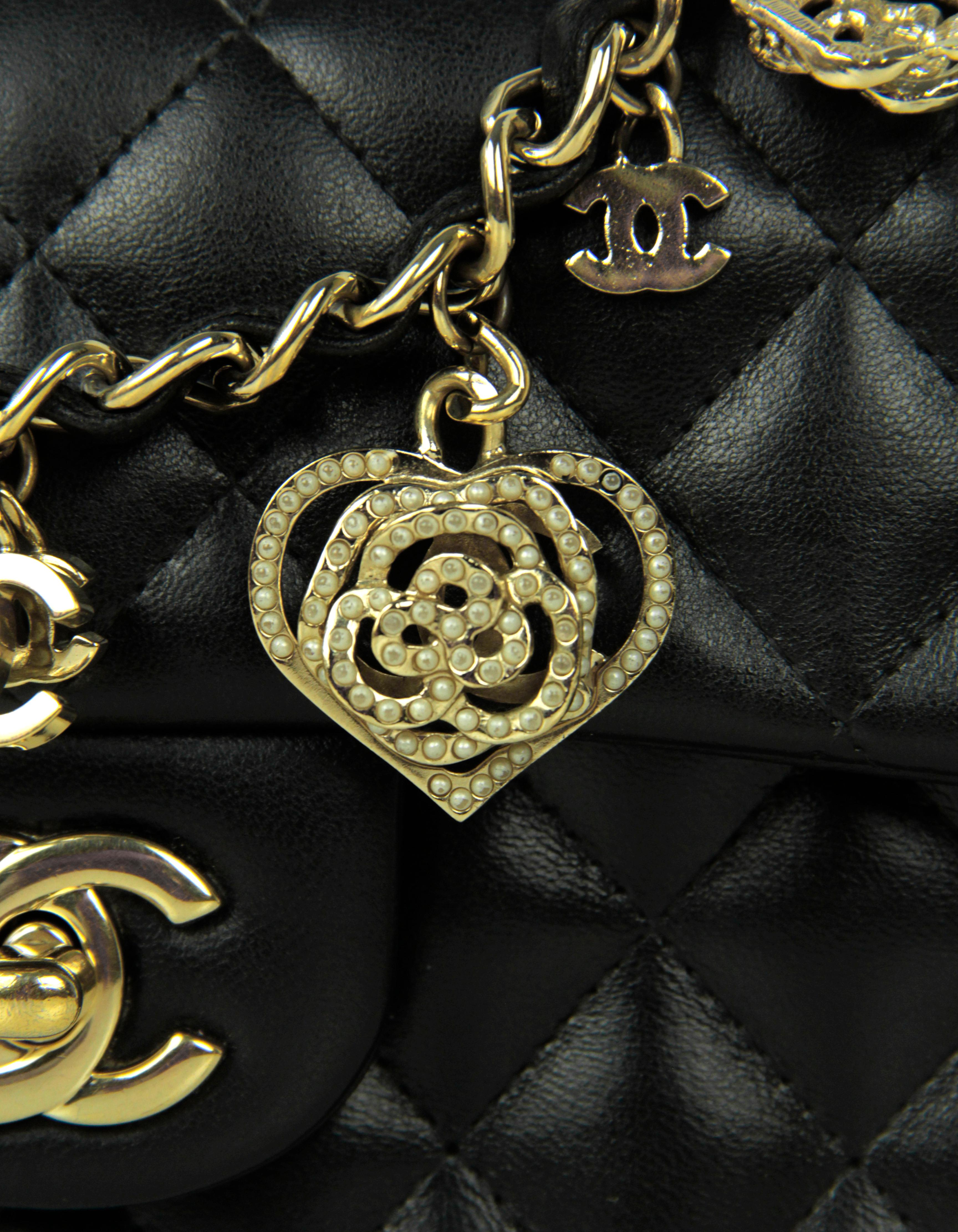 Chanel - Mini sac à rabat rectangulaire en cuir d'agneau noir matelassé avec breloques Valentino en vente 2