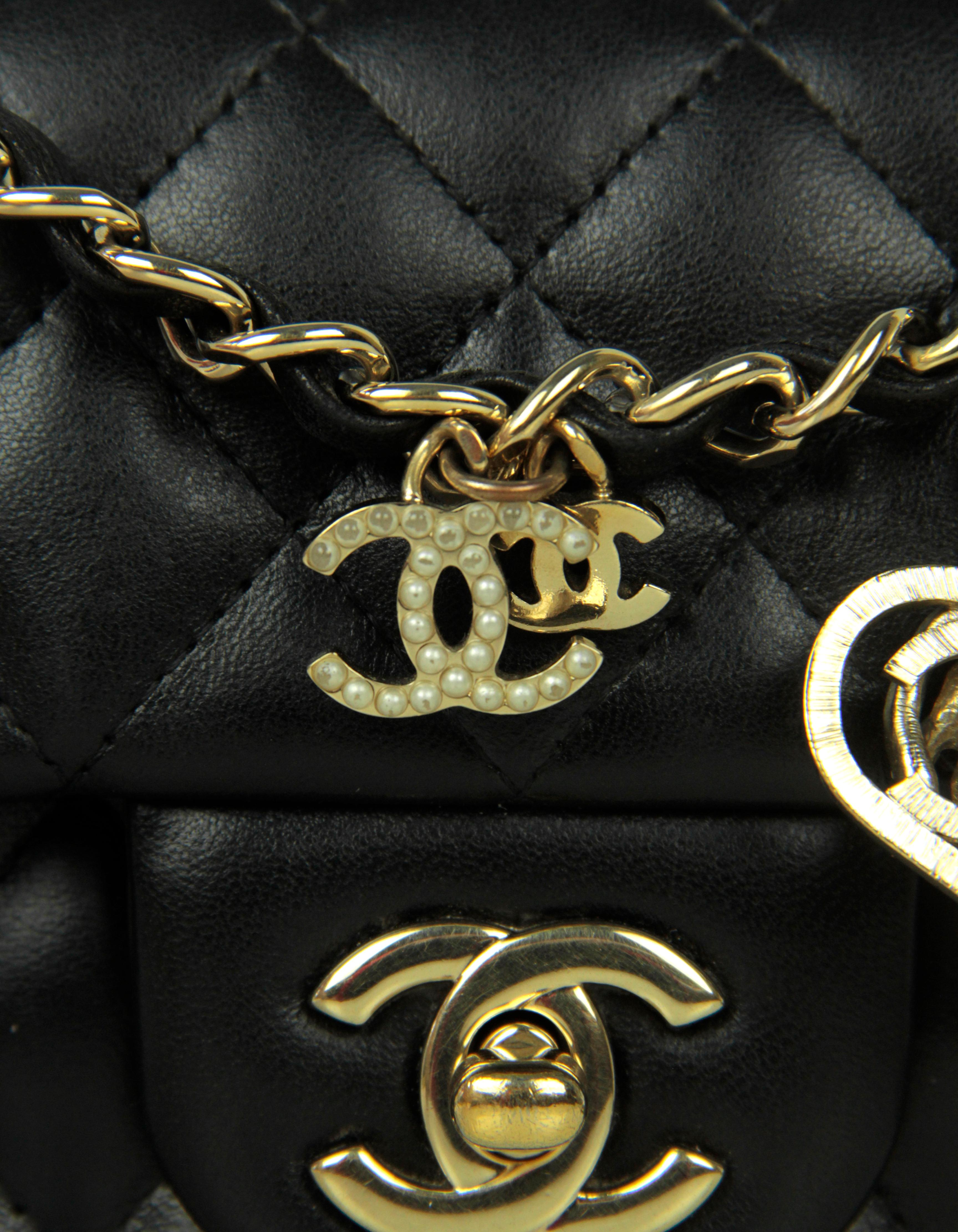 Chanel - Mini sac à rabat rectangulaire en cuir d'agneau noir matelassé avec breloques Valentino en vente 3