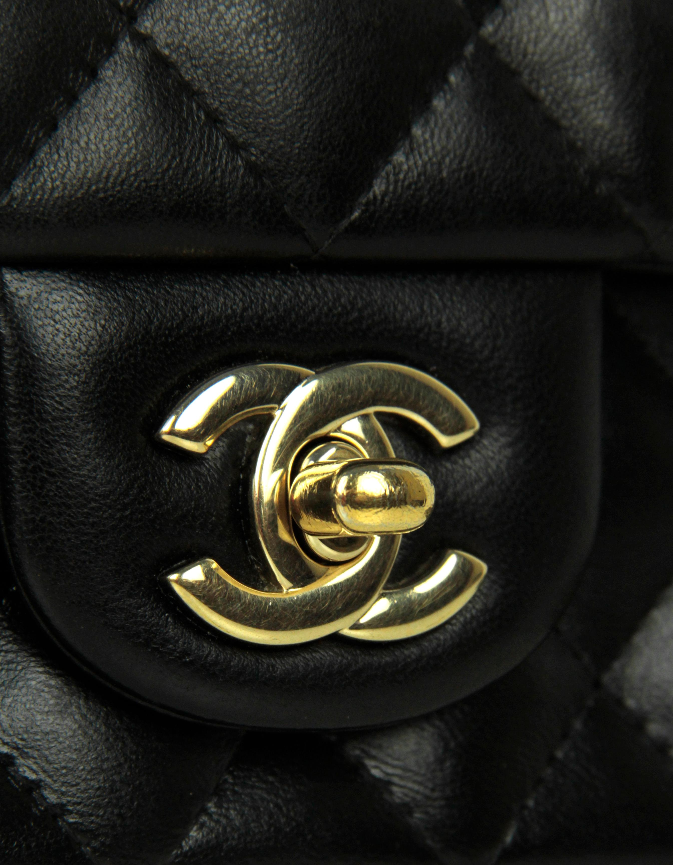 Chanel - Mini sac à rabat rectangulaire en cuir d'agneau noir matelassé avec breloques Valentino en vente 4