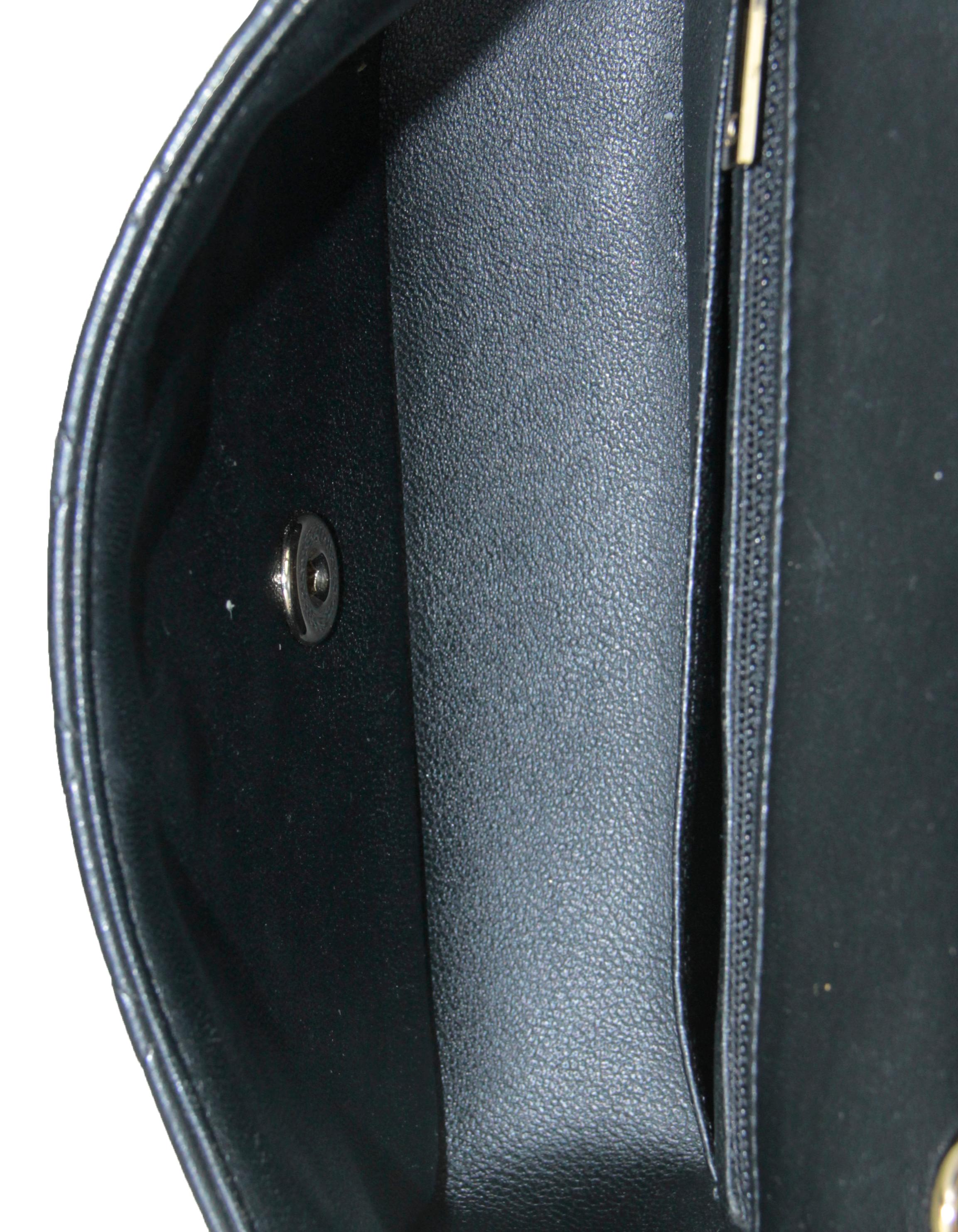Chanel - Mini sac à rabat rectangulaire en cuir d'agneau noir matelassé avec breloques Valentino en vente 5