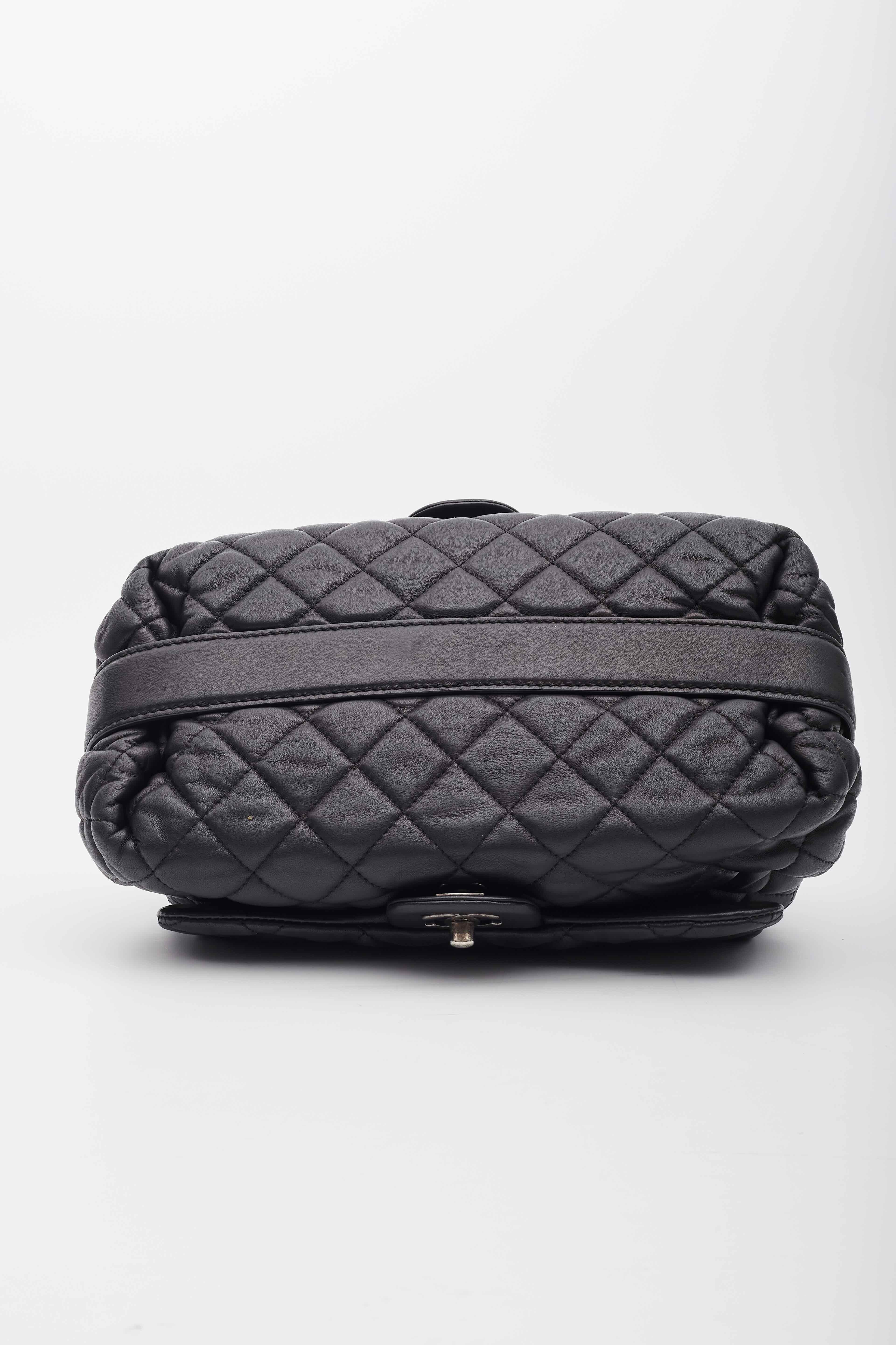 Chanel Zwei-Wege-Umhängetasche aus schwarzem Lammfell mit Klappe (Schwarz) im Angebot