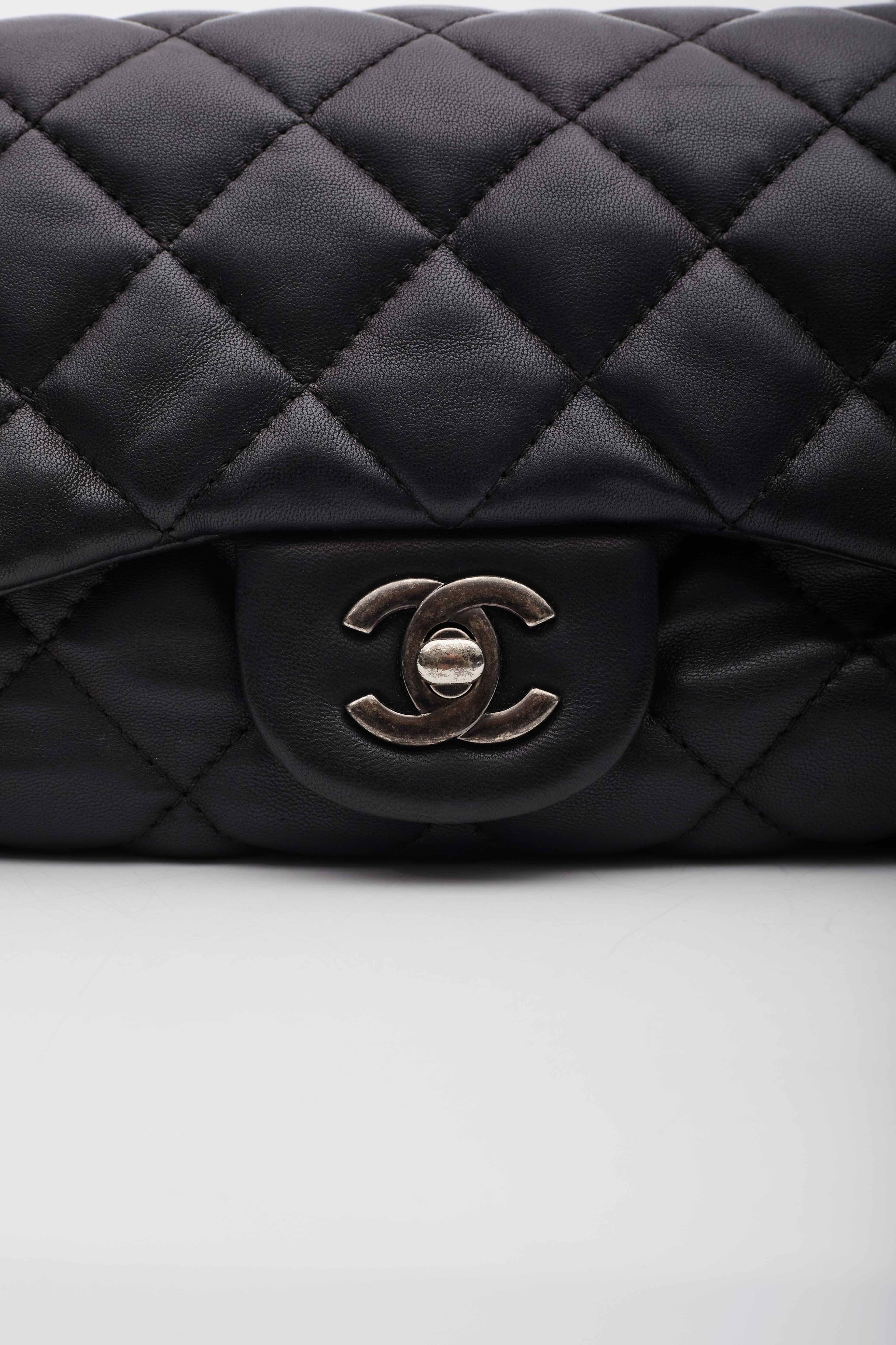 Chanel Zwei-Wege-Umhängetasche aus schwarzem Lammfell mit Klappe im Zustand „Gut“ im Angebot in Montreal, Quebec