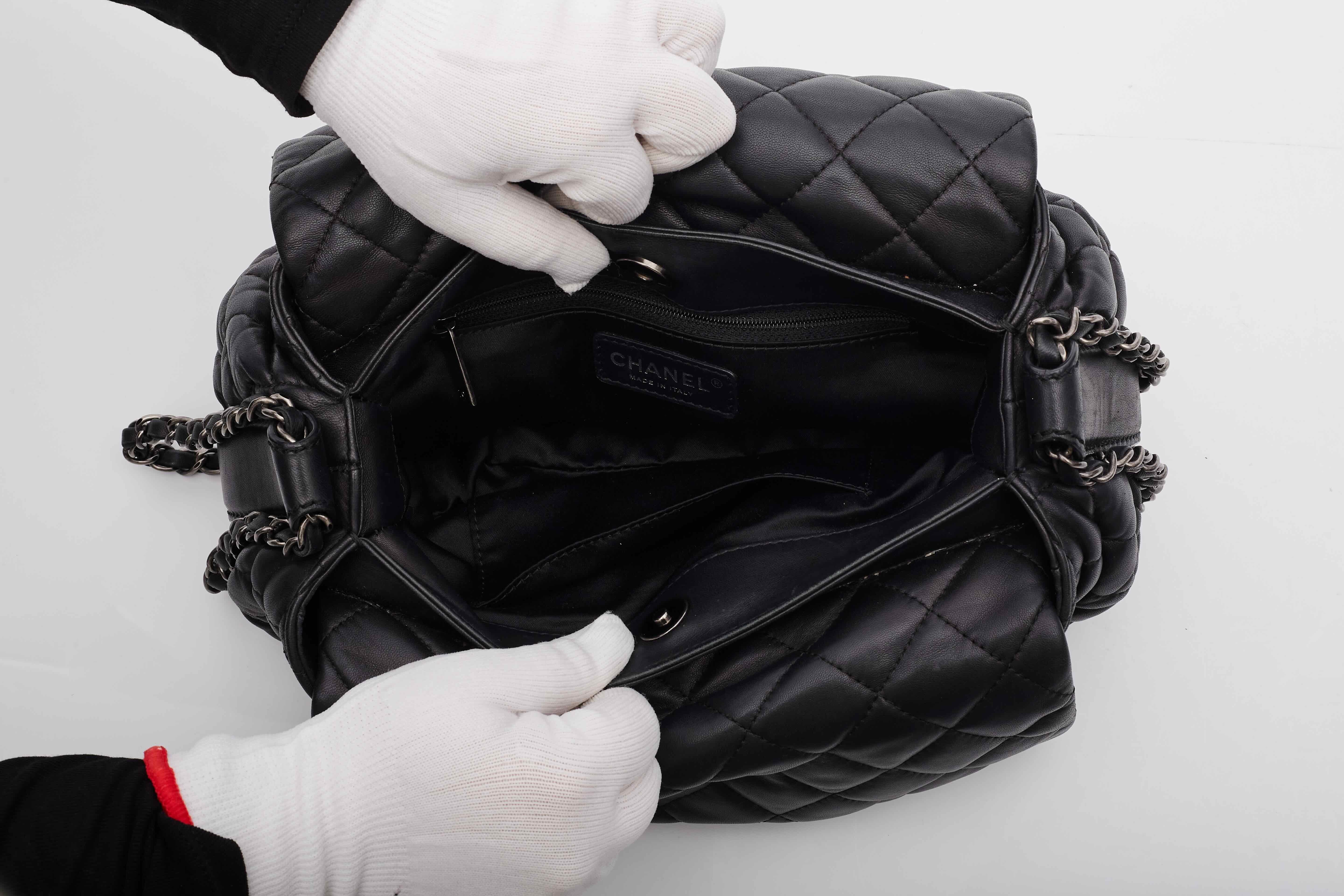 Chanel Zwei-Wege-Umhängetasche aus schwarzem Lammfell mit Klappe Damen im Angebot