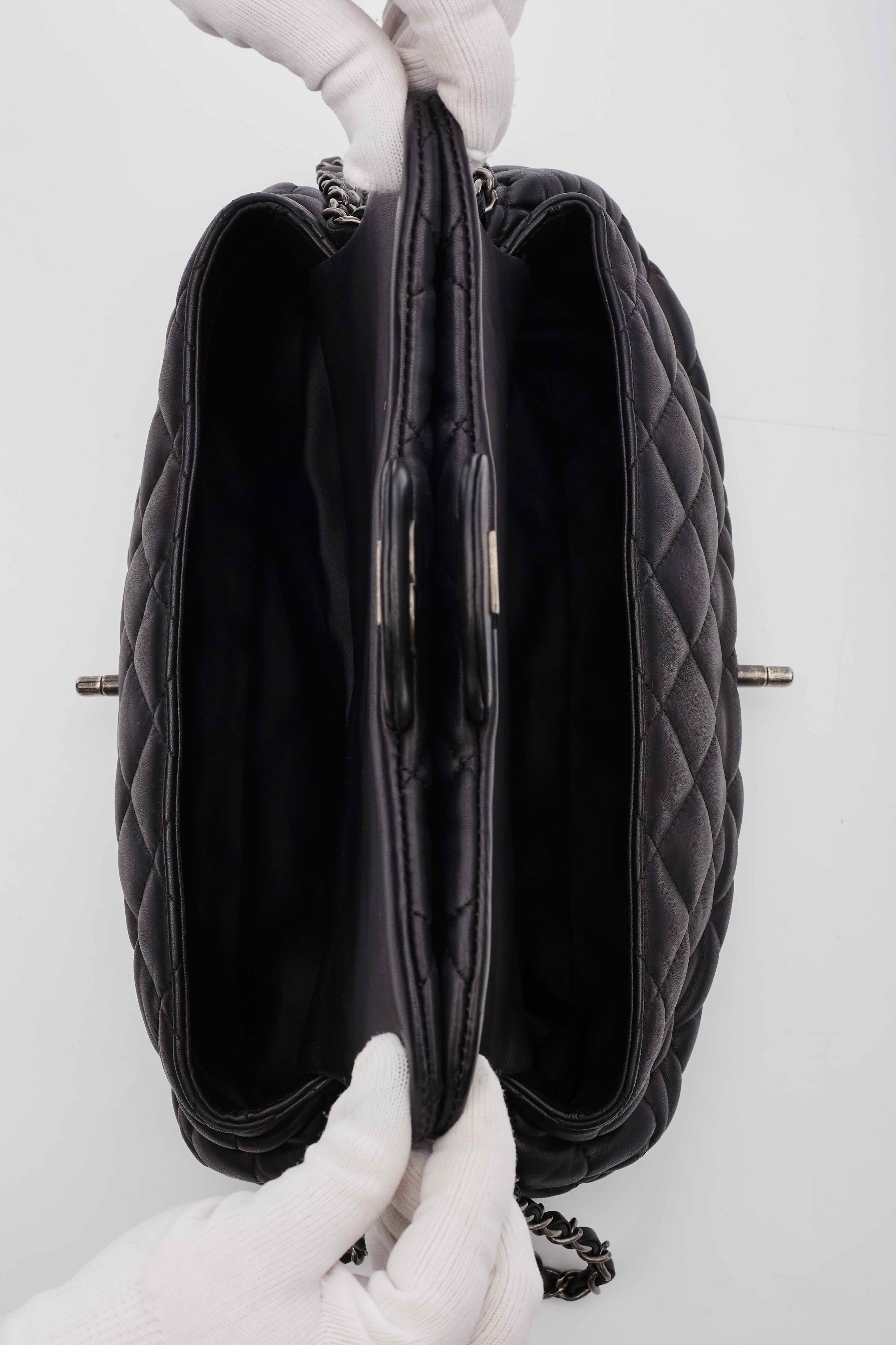 Chanel Zwei-Wege-Umhängetasche aus schwarzem Lammfell mit Klappe im Angebot 1