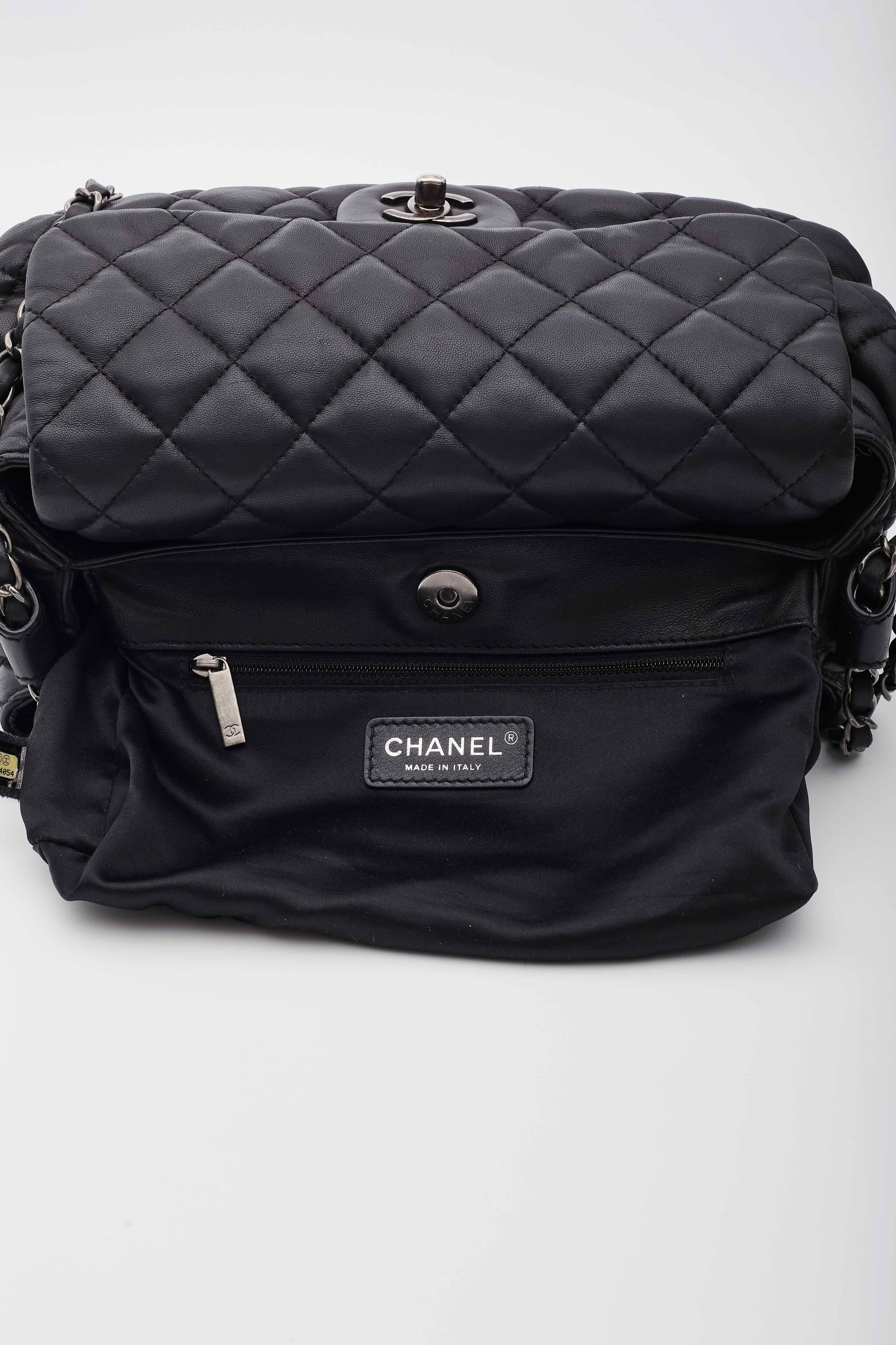Chanel Zwei-Wege-Umhängetasche aus schwarzem Lammfell mit Klappe im Angebot 2