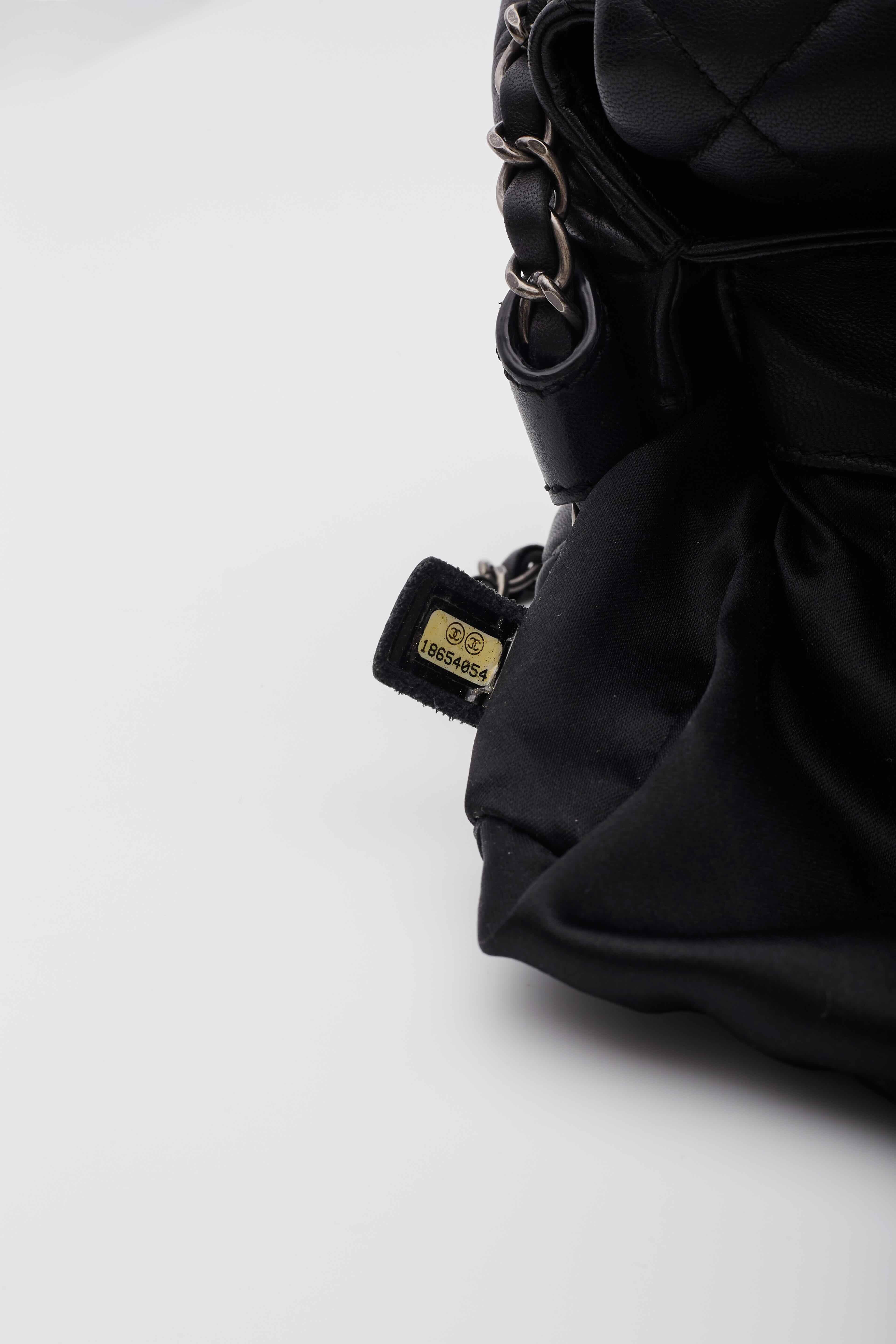 Chanel Zwei-Wege-Umhängetasche aus schwarzem Lammfell mit Klappe im Angebot 3