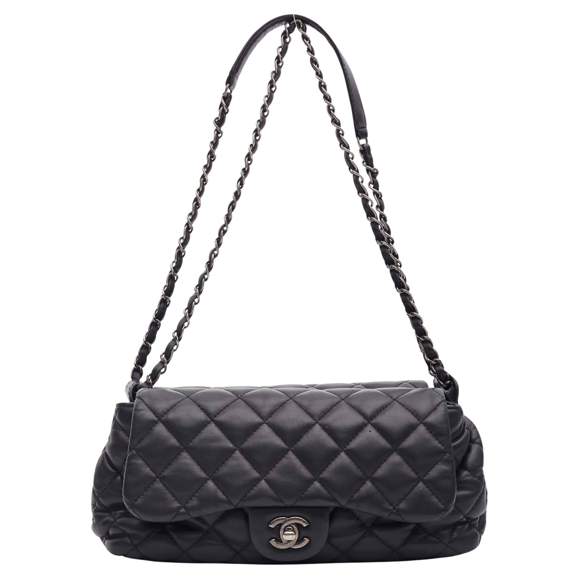 Chanel Zwei-Wege-Umhängetasche aus schwarzem Lammfell mit Klappe im Angebot