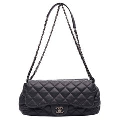 Chanel - Sac à bandoulière en cuir d'agneau noir à double rabat