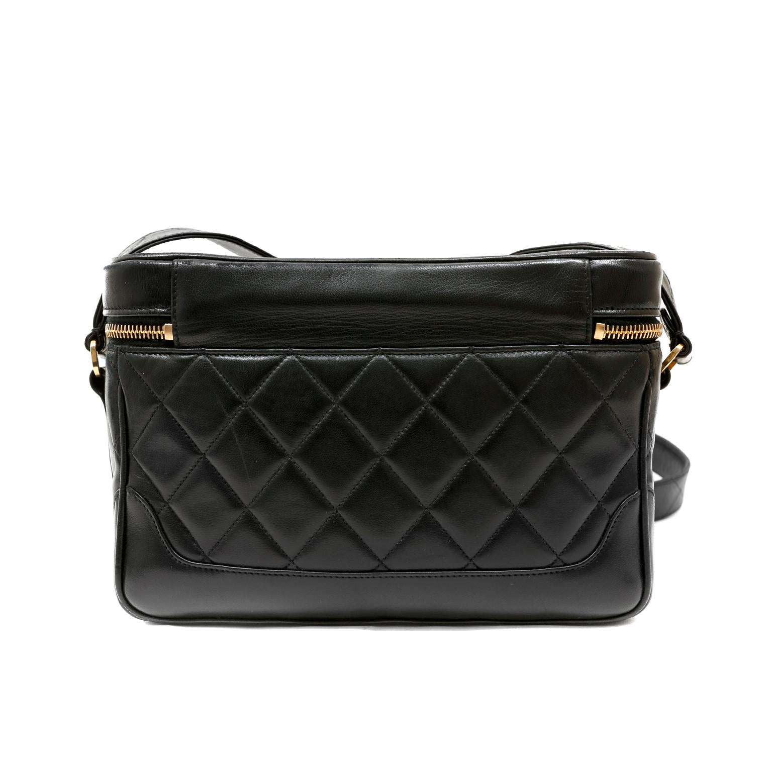 Diese authentische Chanel Lammfell Kameratasche ist in ausgezeichnetem Vintage-Zustand aus den 1980er Jahren.  Ein wahrhaft klassisches Stück, das in keiner Sammlung fehlen darf.  
Schwarzes strukturiertes Etui aus gestepptem Lammleder mit goldener