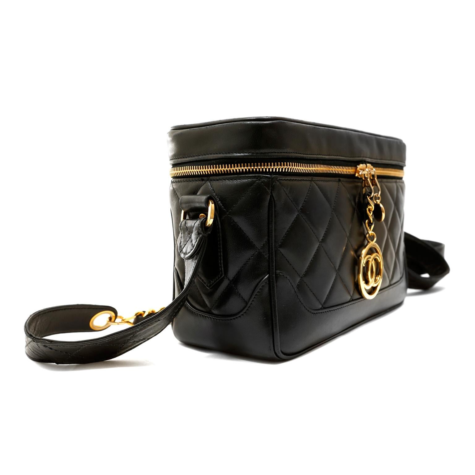 Chanel Vintage Kameratasche aus schwarzem Lammfell (Schwarz)