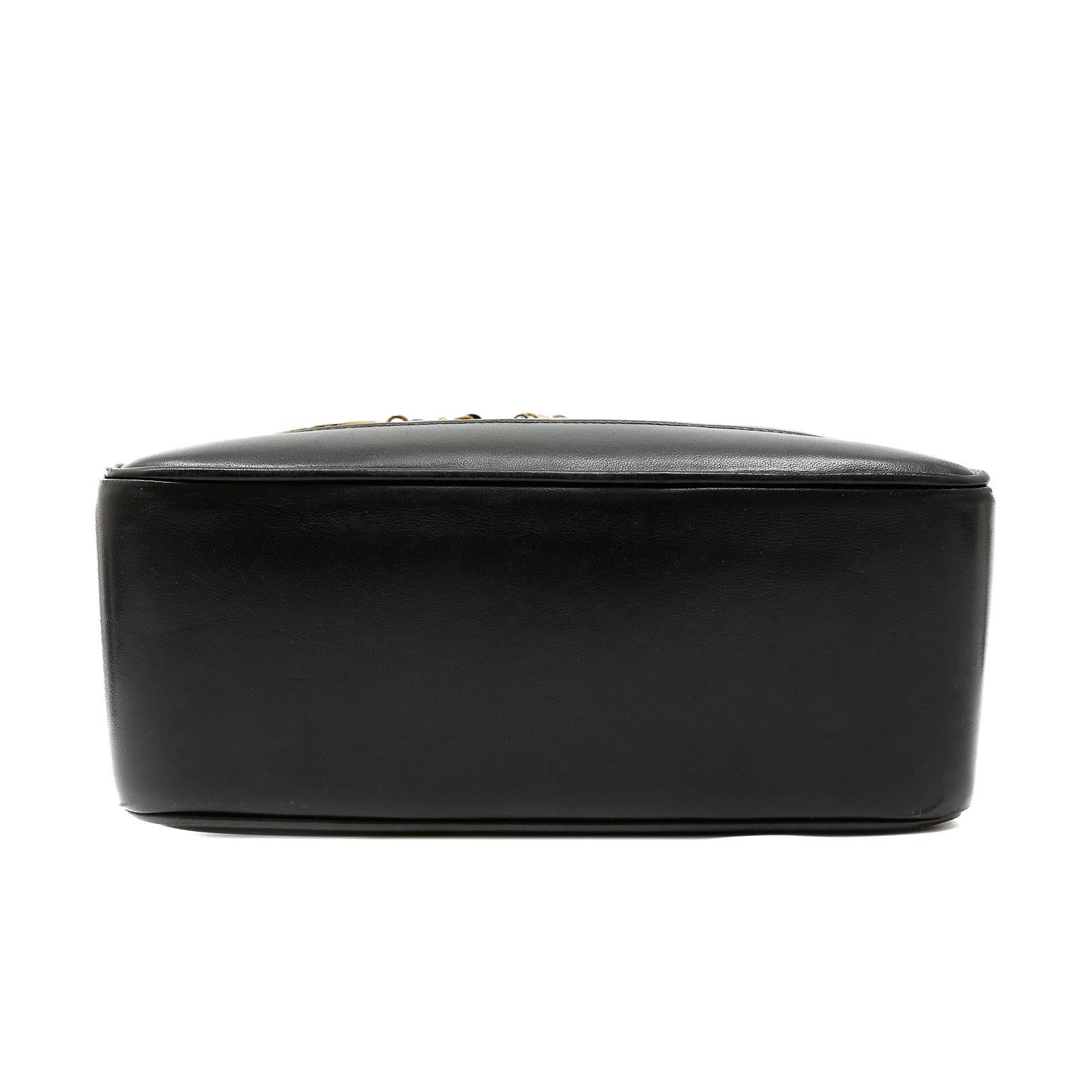 Chanel Vintage Kameratasche aus schwarzem Lammfell im Zustand „Gut“ in Palm Beach, FL