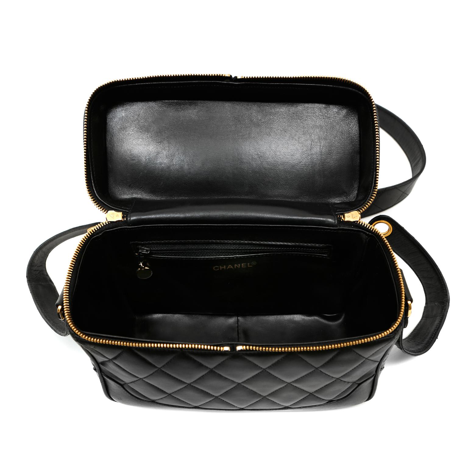 Chanel Vintage Kameratasche aus schwarzem Lammfell Damen