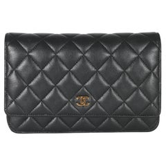 Chanel Portemonnaie aus schwarzem Lammfell an Kette