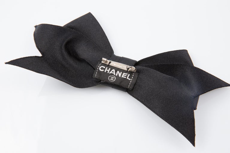 Rare Vintage Chanel Silk/Satin Bow Brooch/Pin Vintage CHANEL Black and White Bow Brooch in Satin Ribbon  main image 2