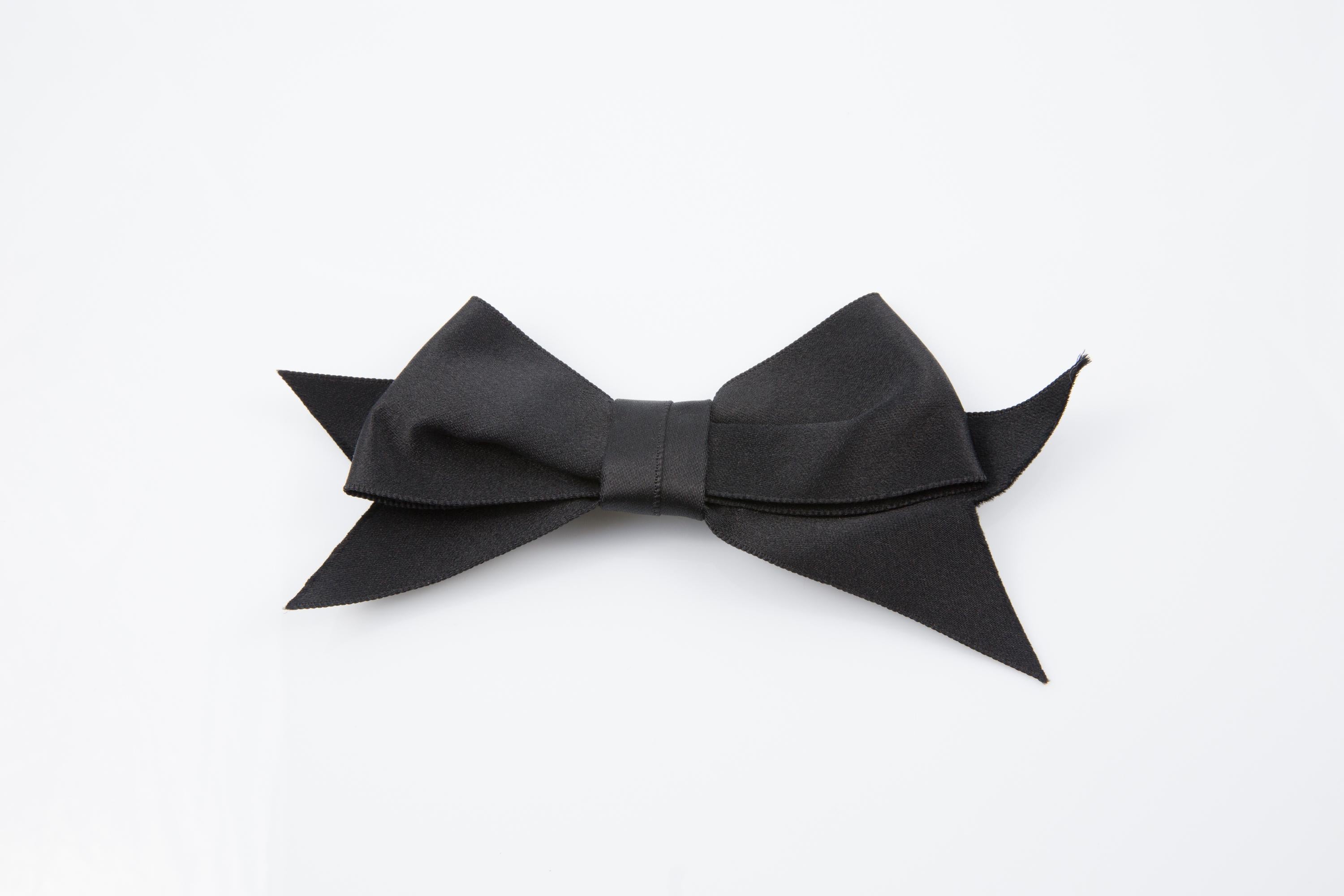 Chanel Pajarita negra grande de seda satinada Broche en Bueno estado para la venta en Paris, FR