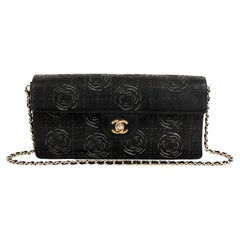 Chanel Schwarz Laser Cut Kamelie Baguette Tasche