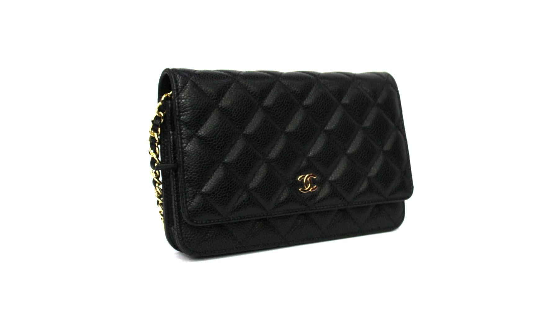 Chanel Wallet on Chain bag made of black textured leather with golden hardware.

Button closure, internally capacious for the essential.

The leather and chain shoulder strap allows it to be worn on the shoulder and across the shoulder,

it can also