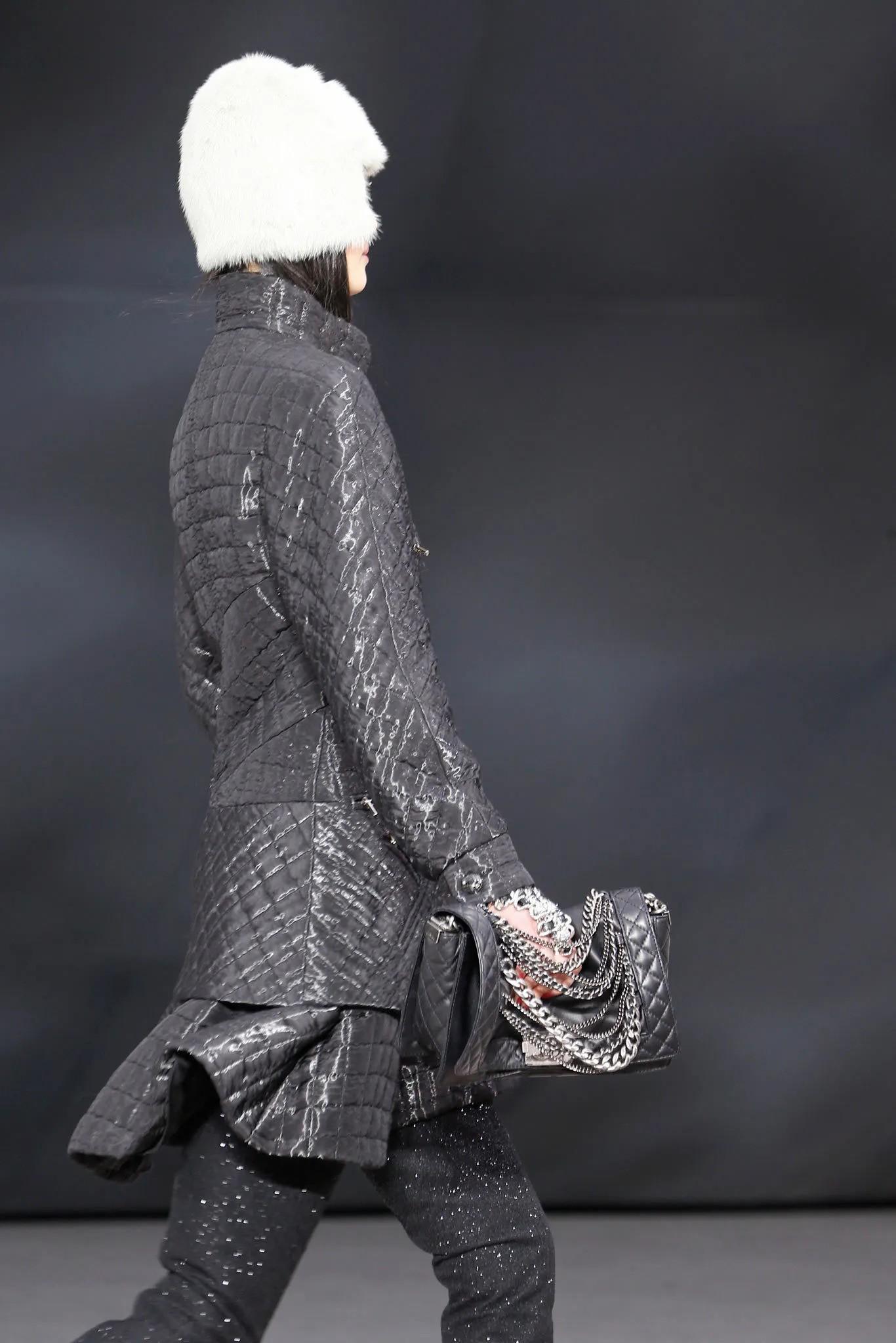 CHANEL bolso de hombro de cuero negro 13K ENCHAINED BOY MEDIUM en venta 7