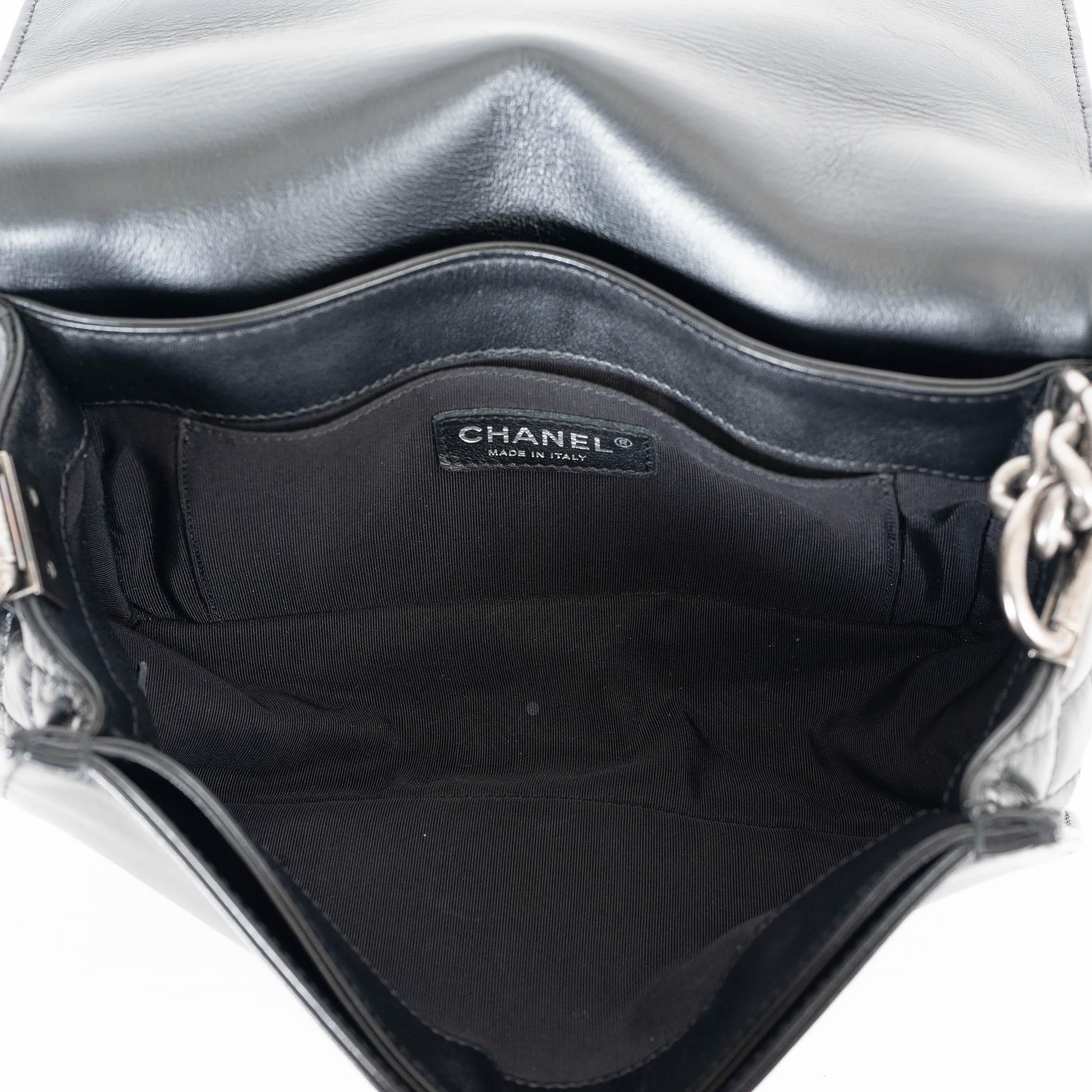 CHANEL bolso de hombro de cuero negro 13K ENCHAINED BOY MEDIUM en venta 1