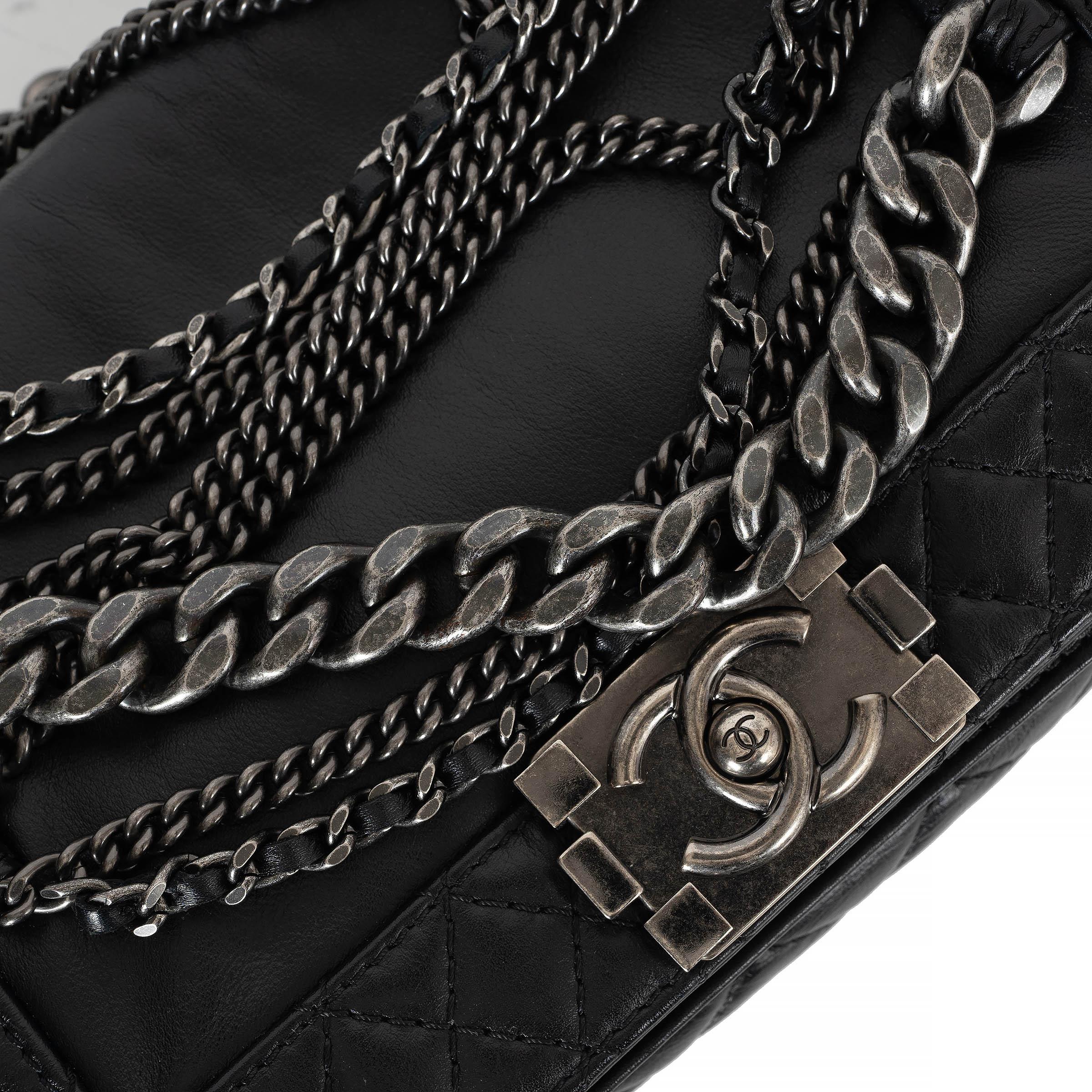 CHANEL bolso de hombro de cuero negro 13K ENCHAINED BOY MEDIUM en venta 2