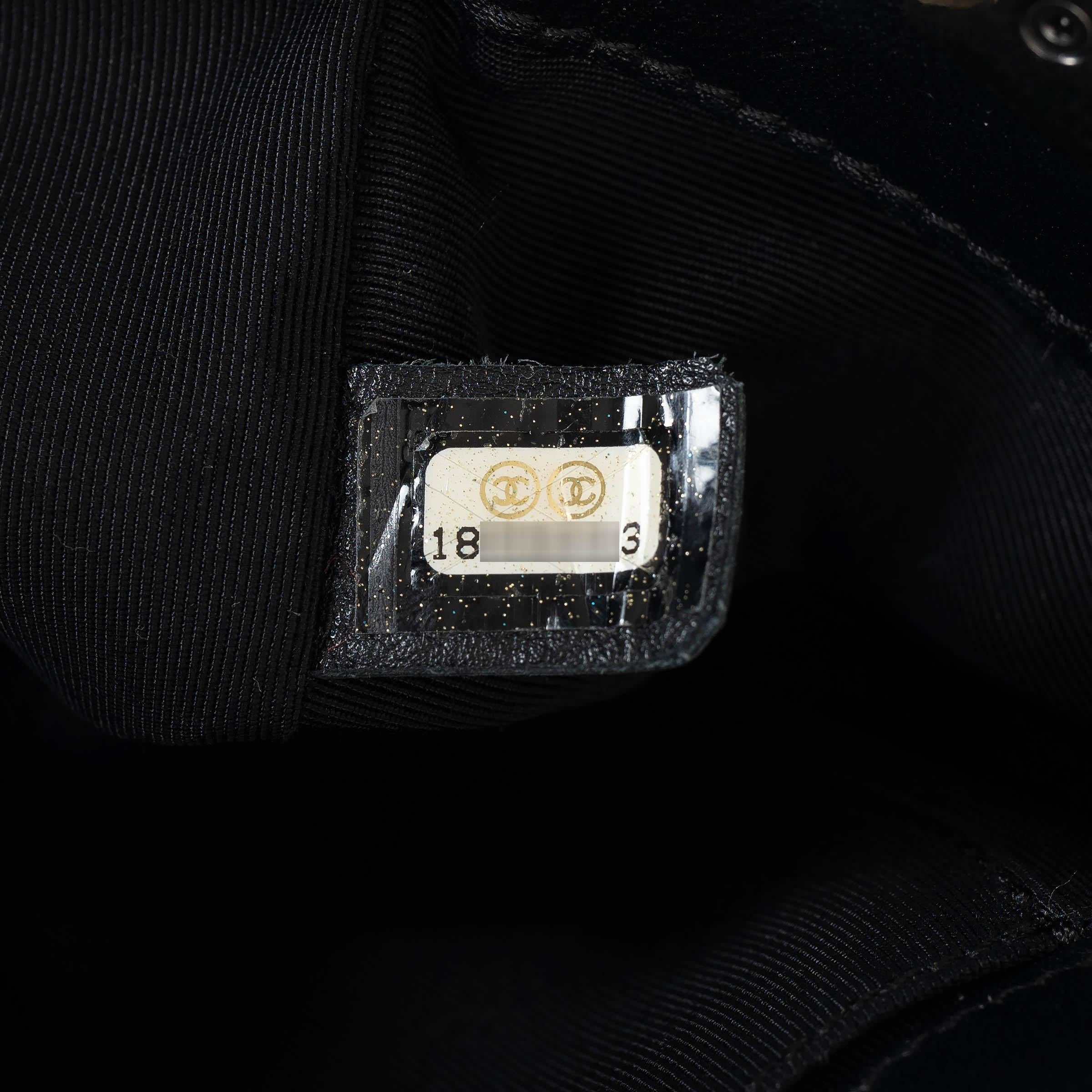 CHANEL bolso de hombro de cuero negro 13K ENCHAINED BOY MEDIUM en venta 4