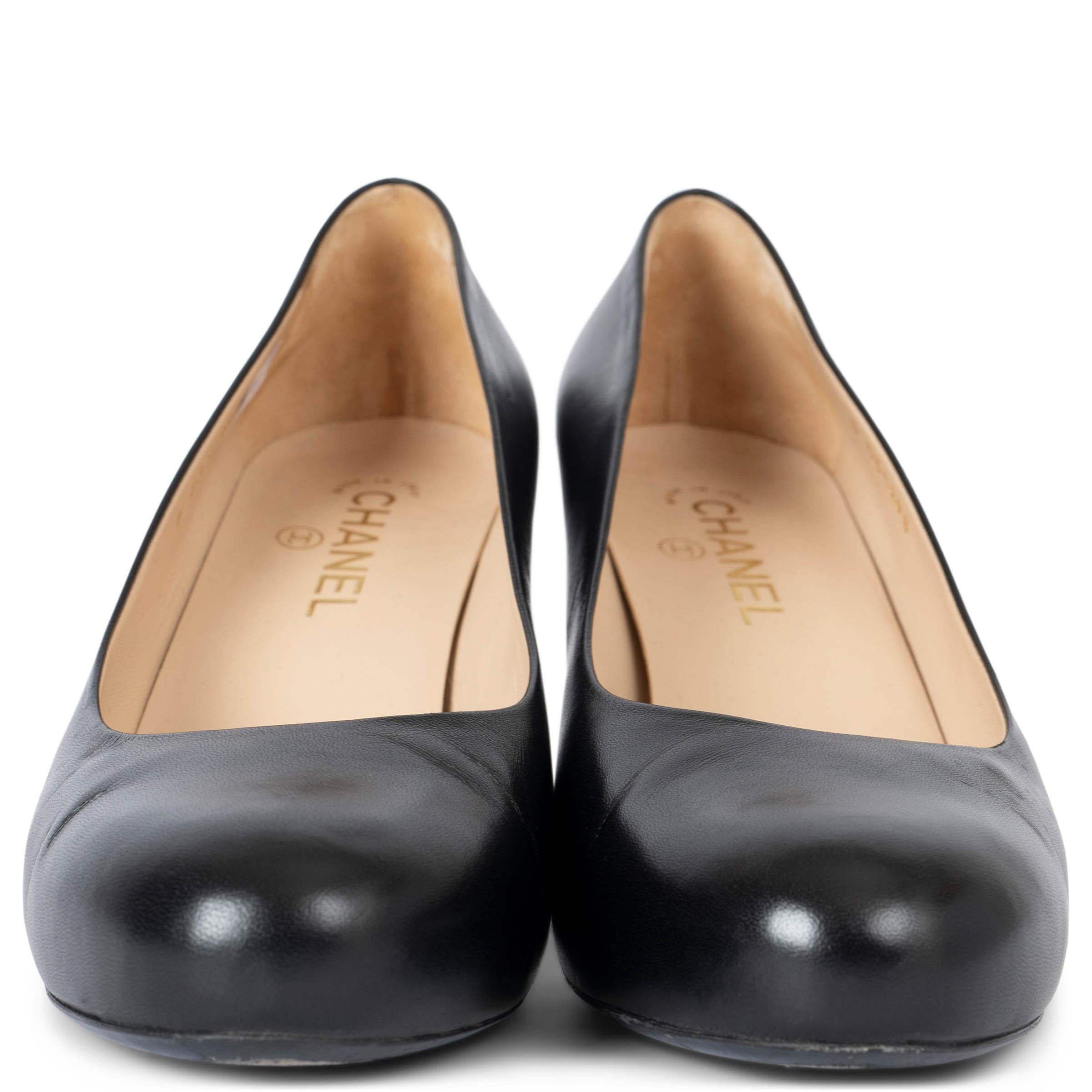 Estos zapatos de salón de punta redonda 100% auténticos de Chanel en suave piel negra, incorporan una discreta plataforma para mayor altura y comodidad. Estos elegantes zapatos de salón se acentúan con un detalle de logotipo CC dorado en el talón,