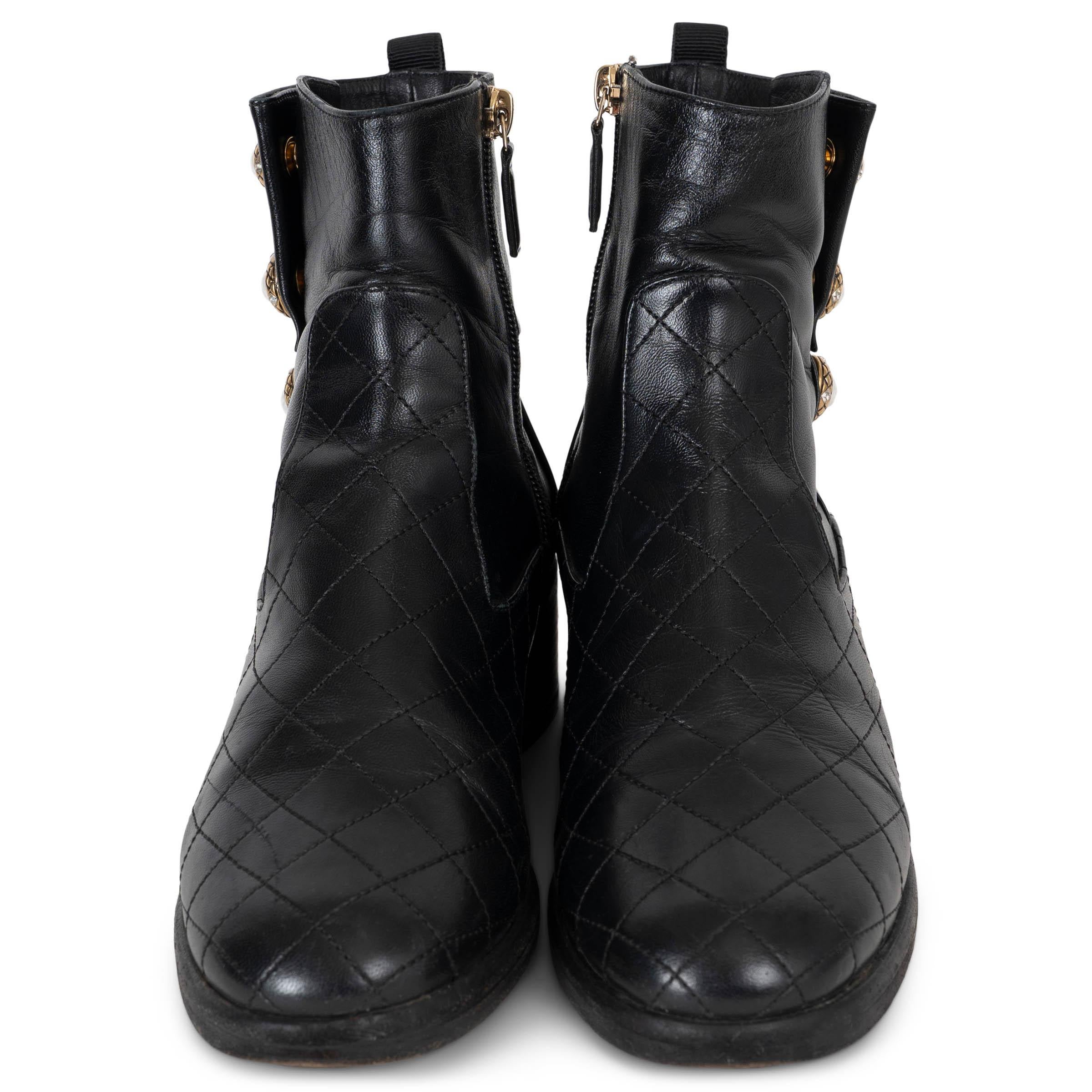 Diese 100% authentischen Chanel Stiefel sind aus schwarzem Glattleder gefertigt und mit Steppnähten am Vorderblatt versehen, die an das klassische Handtaschendesign der Maison erinnern. Sie haben eine runde Spitze, einen knöchelhohen Schaft und