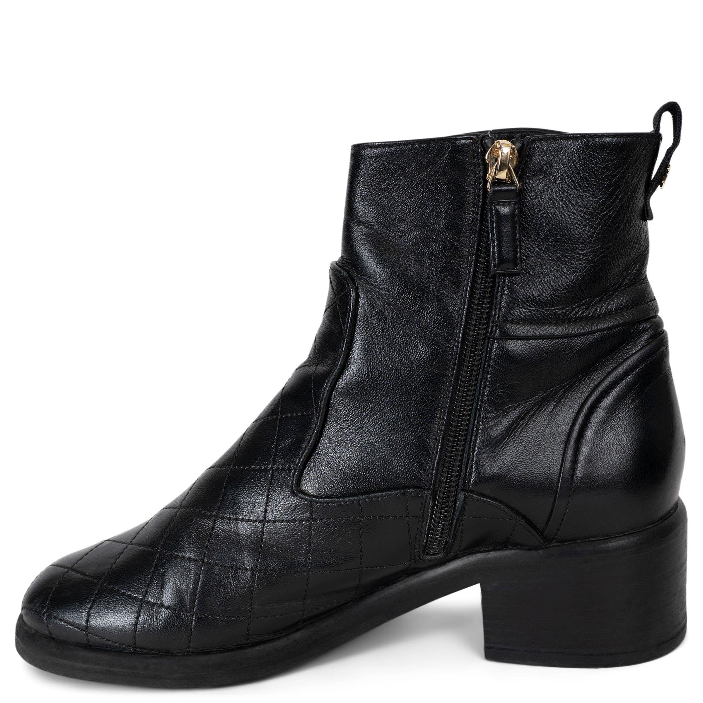 CHANEL schwarz Leder 17A COSMOPOLITE PEARL BUTTON Stiefelette Schuhe 38 (Schwarz) im Angebot