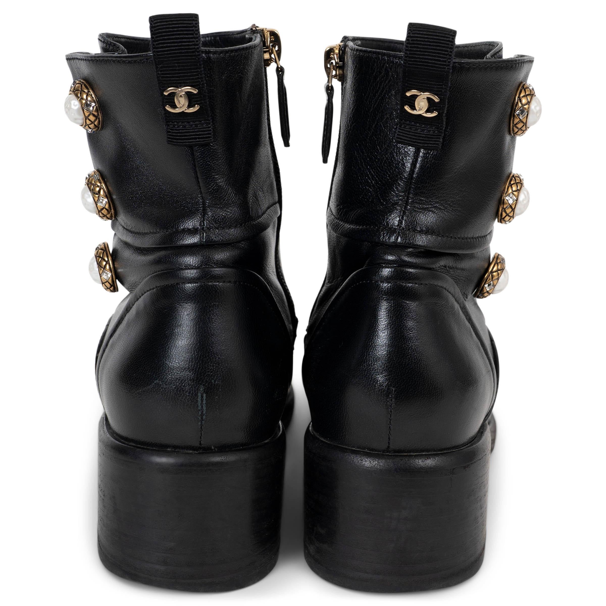 CHANEL schwarz Leder 17A COSMOPOLITE PEARL BUTTON Stiefelette Schuhe 38 Damen im Angebot