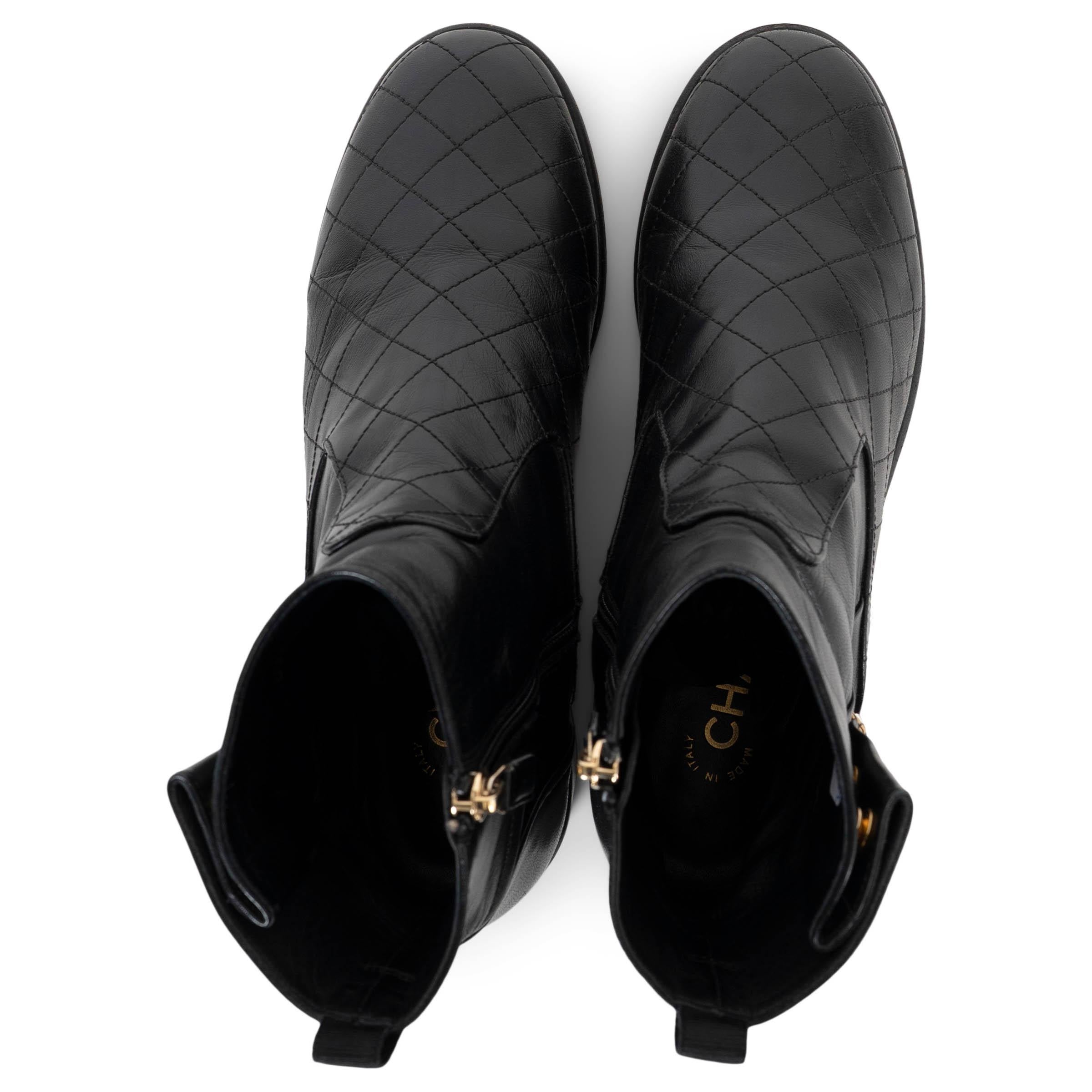 CHANEL schwarz Leder 17A COSMOPOLITE PEARL BUTTON Stiefelette Schuhe 38 im Angebot 1