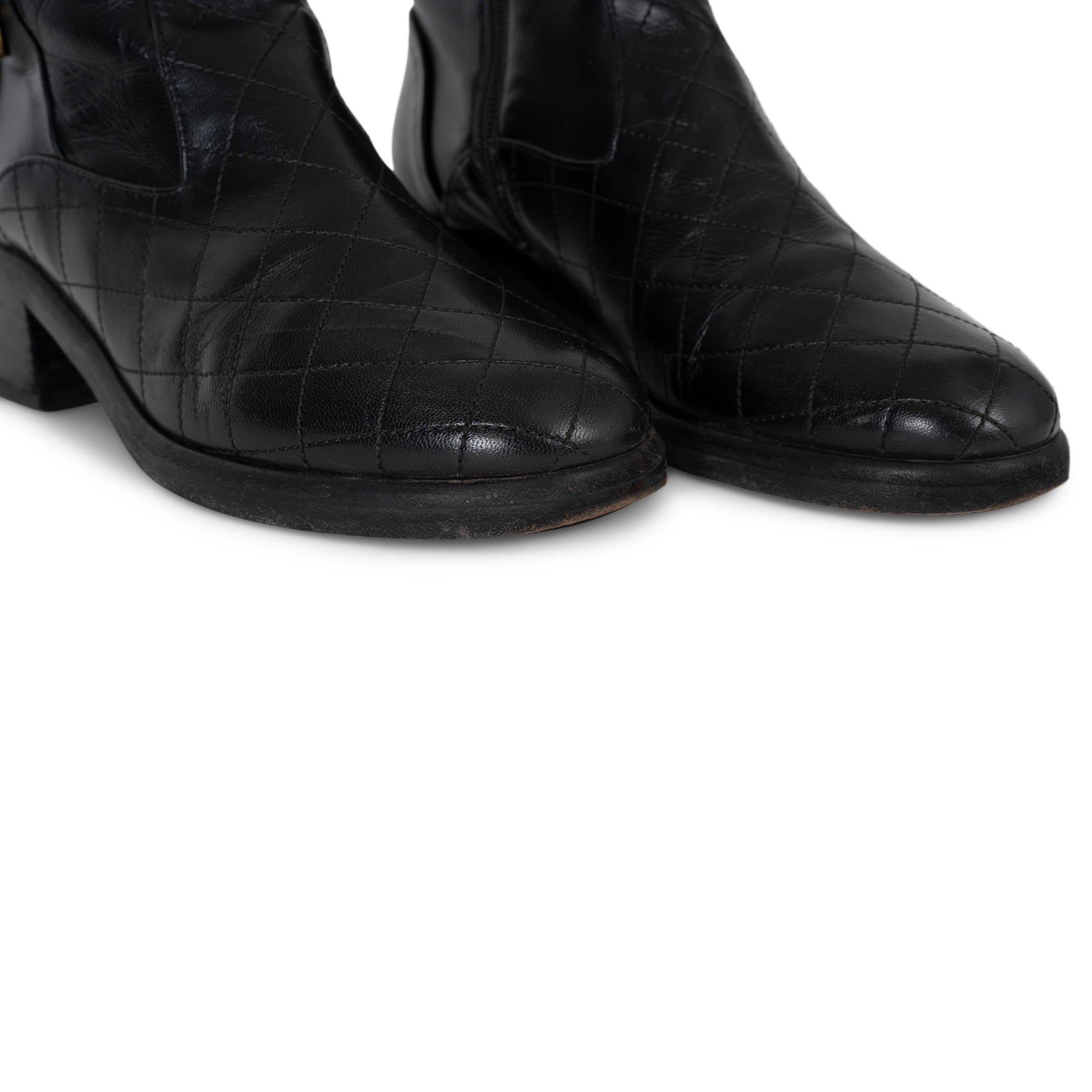 CHANEL schwarz Leder 17A COSMOPOLITE PEARL BUTTON Stiefelette Schuhe 38 im Angebot 3