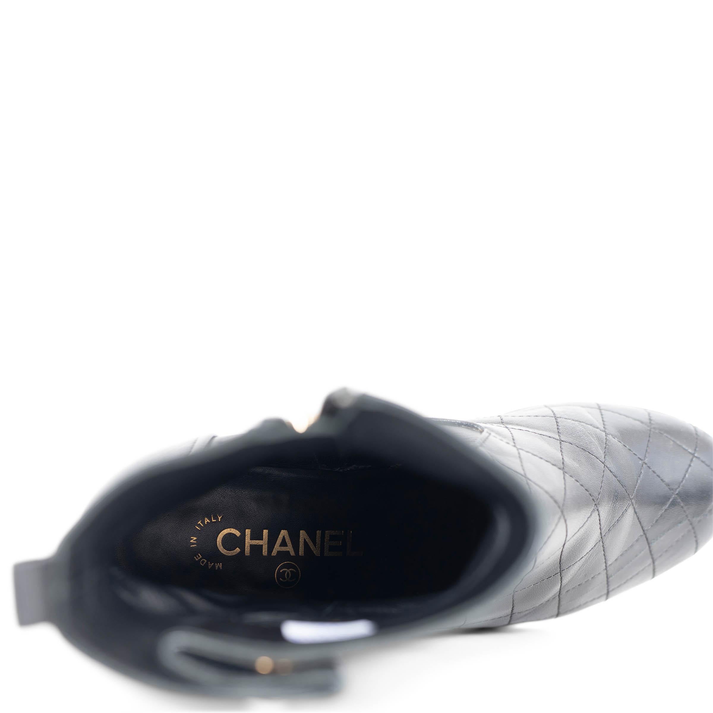 CHANEL schwarz Leder 17A COSMOPOLITE PEARL BUTTON Stiefelette Schuhe 38 im Angebot 4