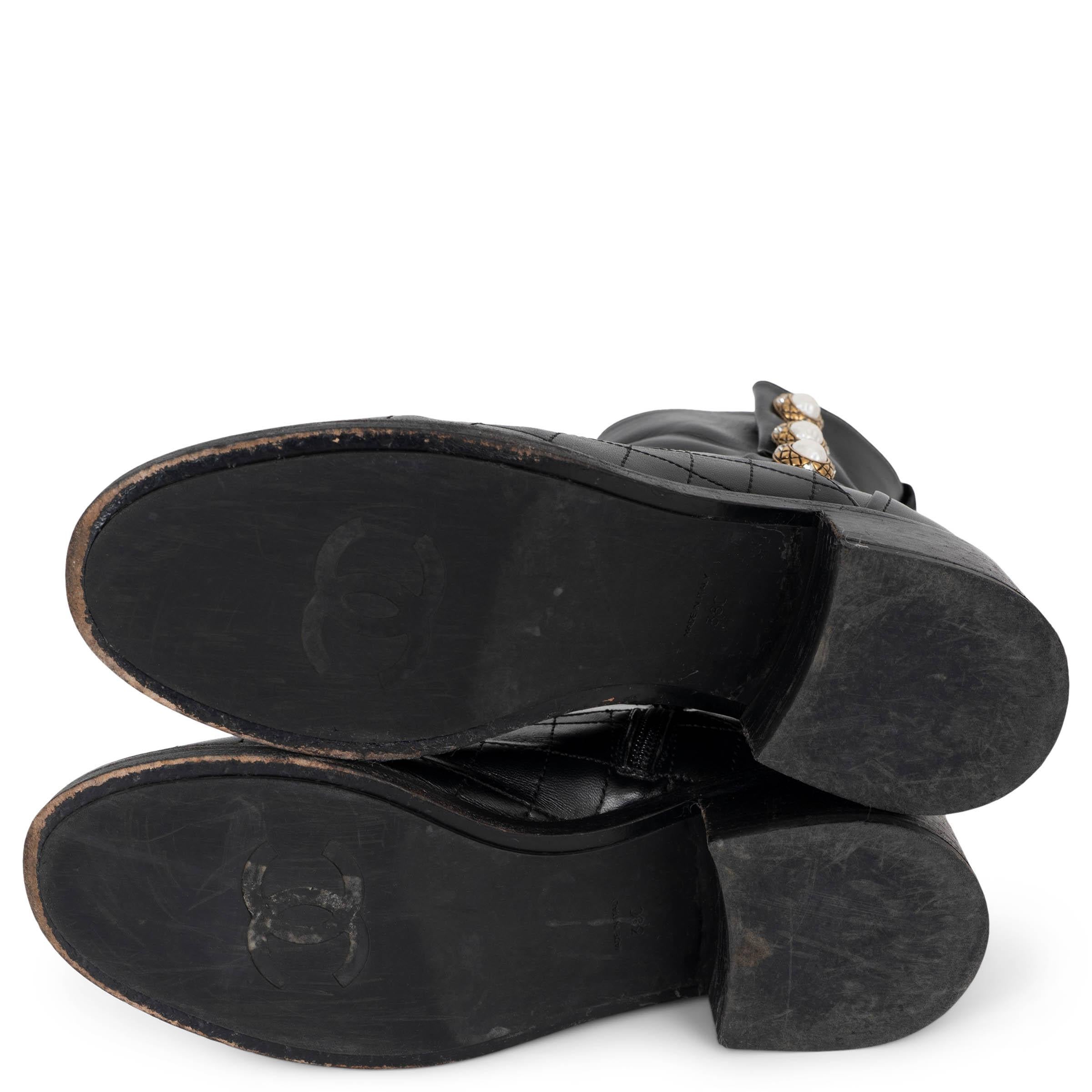 CHANEL schwarz Leder 17A COSMOPOLITE PEARL BUTTON Stiefelette Schuhe 38 im Angebot 5