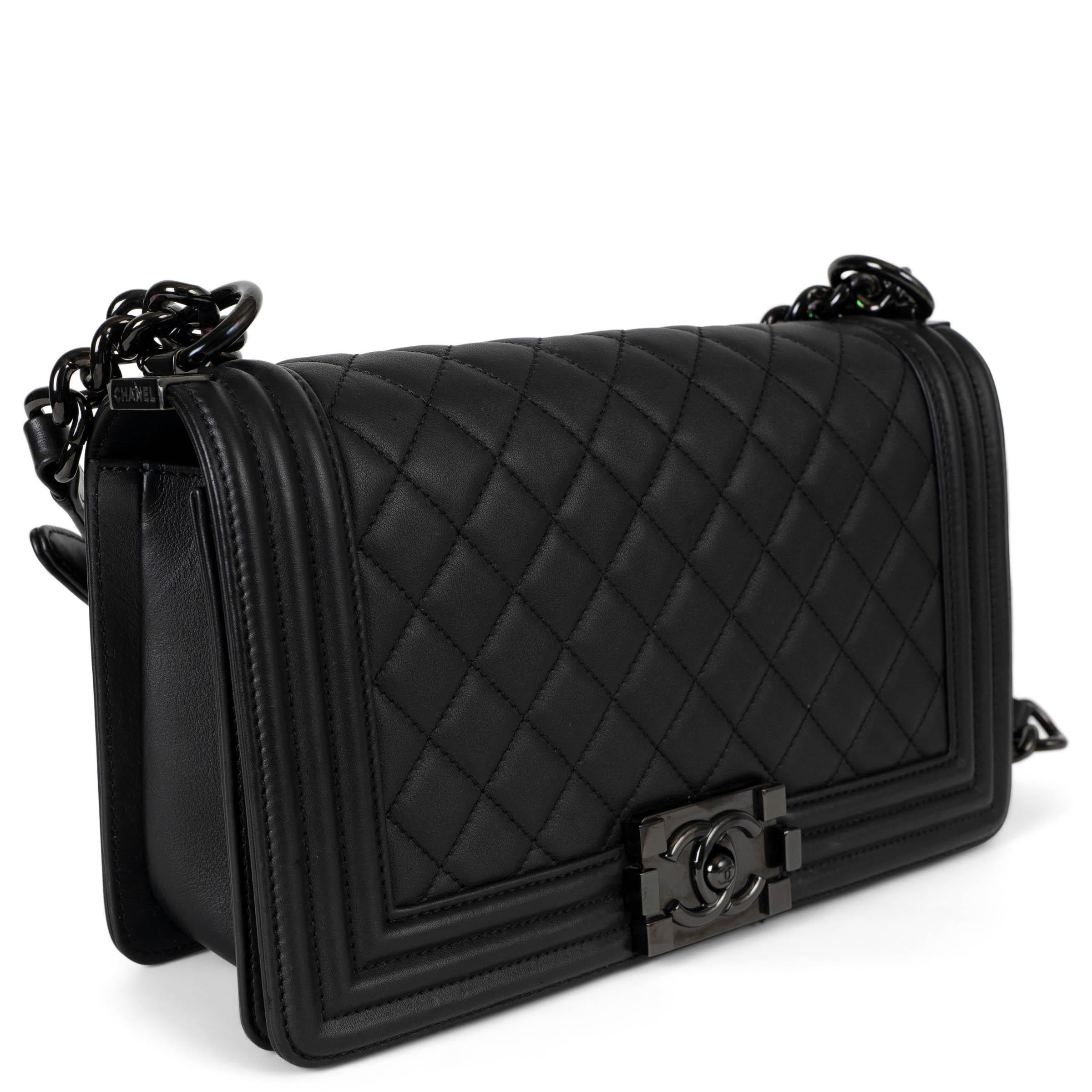 Ce sac à bandoulière Boy Medium So Black, 100% authentique, est réalisé en cuir d'agneau matelassé noir, assorti de la quincaillerie signature au fini ruthénium. Il est doté d'une chaîne réglable et d'une lanière en cuir pour un style polyvalent, et