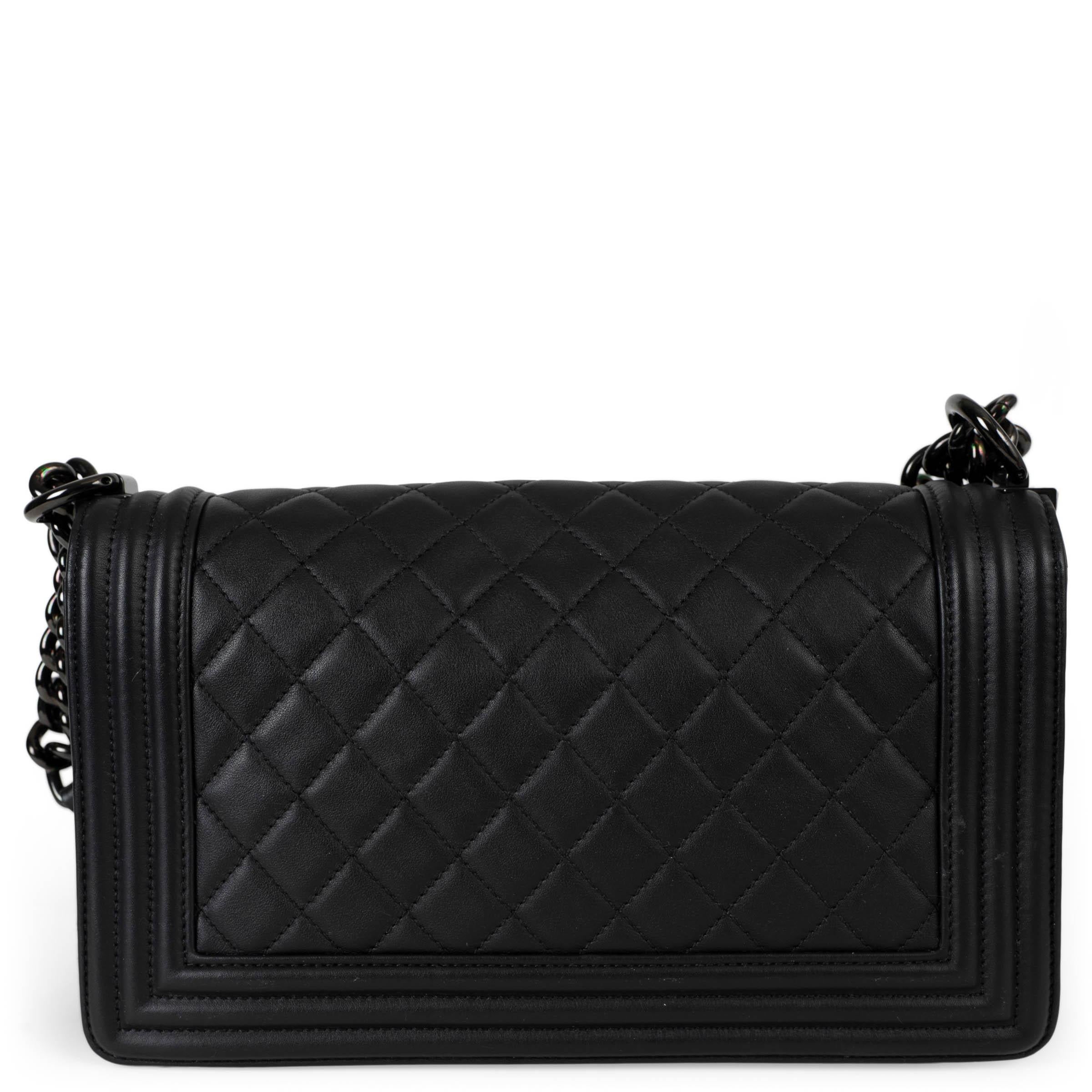 Noir CHANEL cuir noir 17S BOY MEDIUM SO BLACK Sac à bandoulière en vente