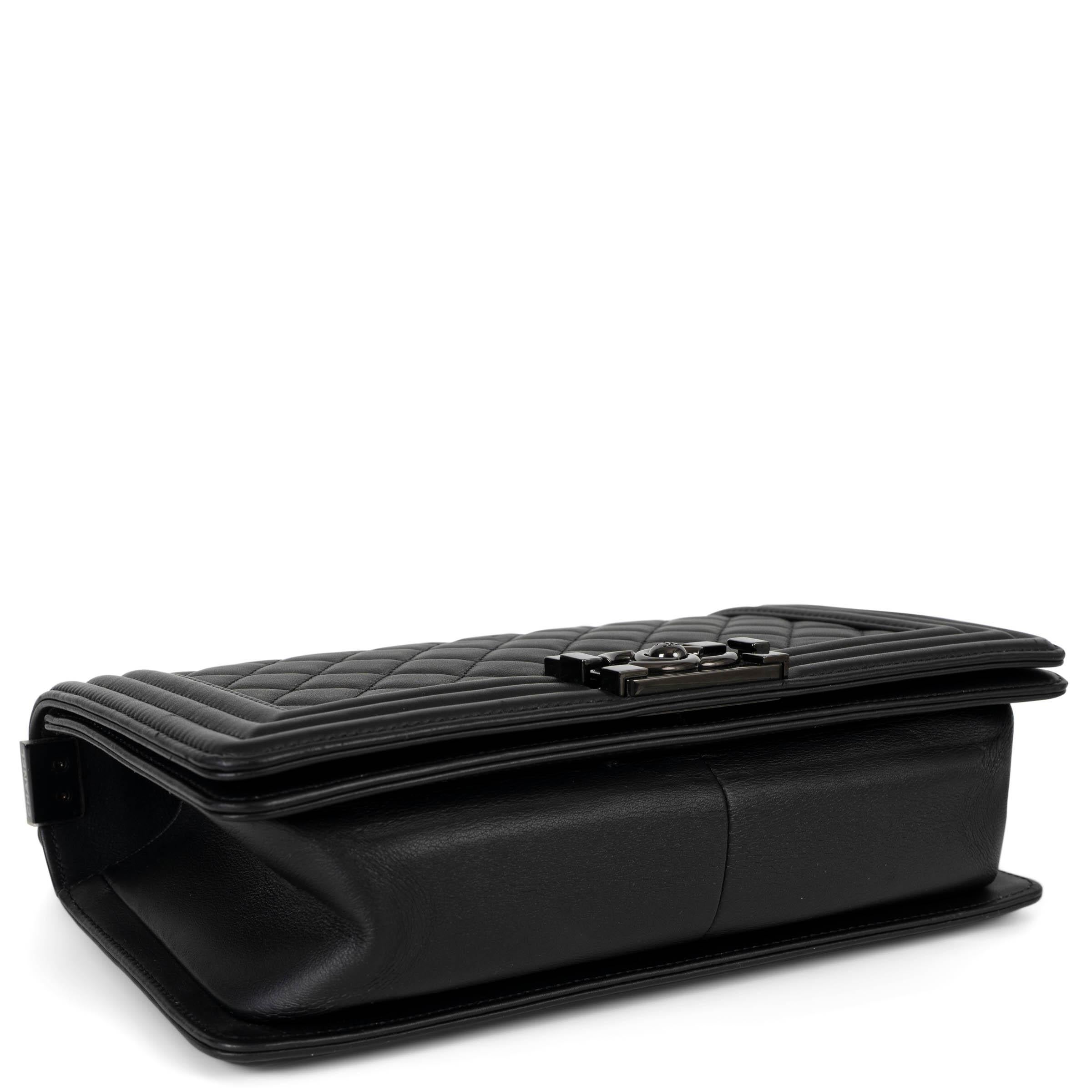 CHANEL cuir noir 17S BOY MEDIUM SO BLACK Sac à bandoulière Pour femmes en vente