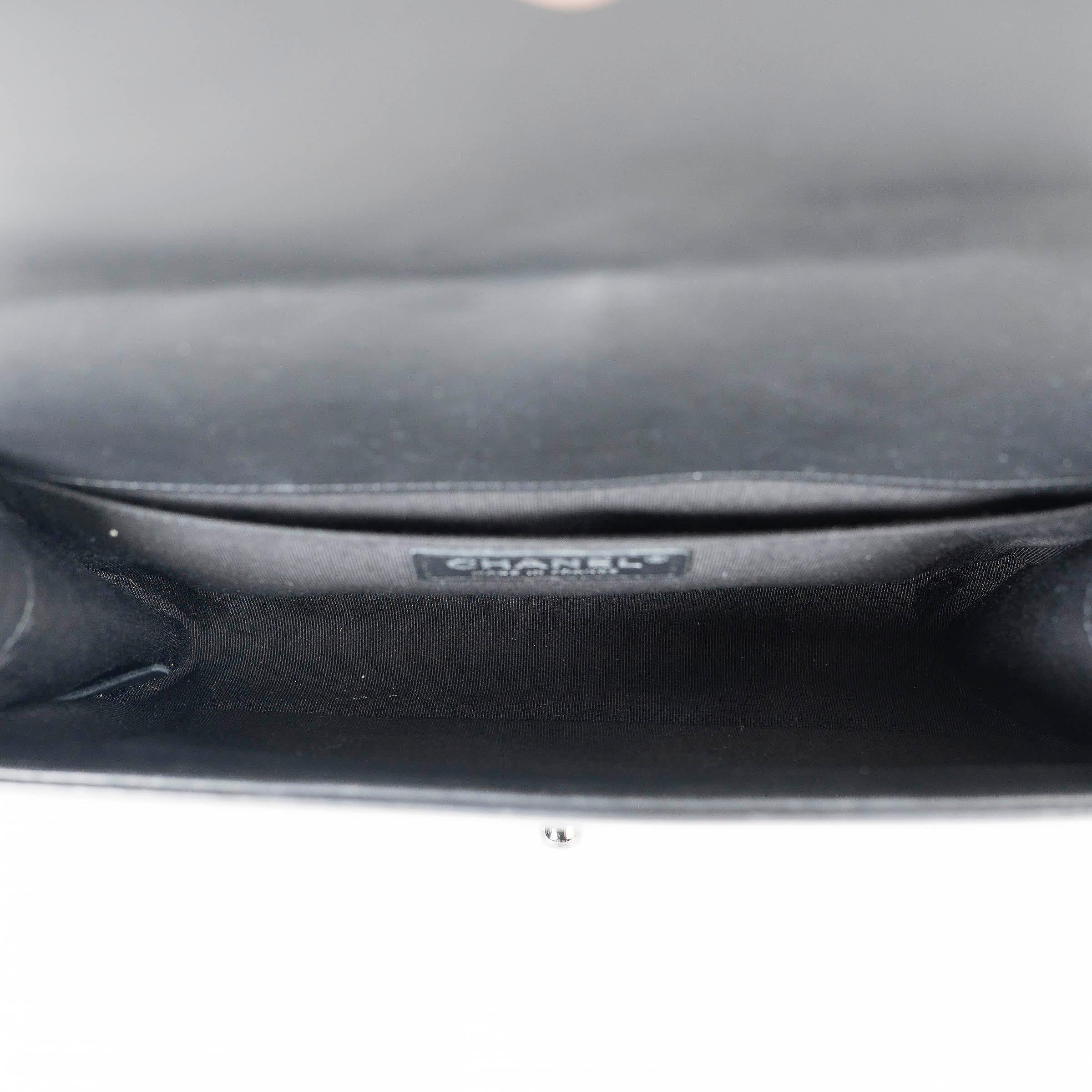 CHANEL cuir noir 17S BOY MEDIUM SO BLACK Sac à bandoulière en vente 1