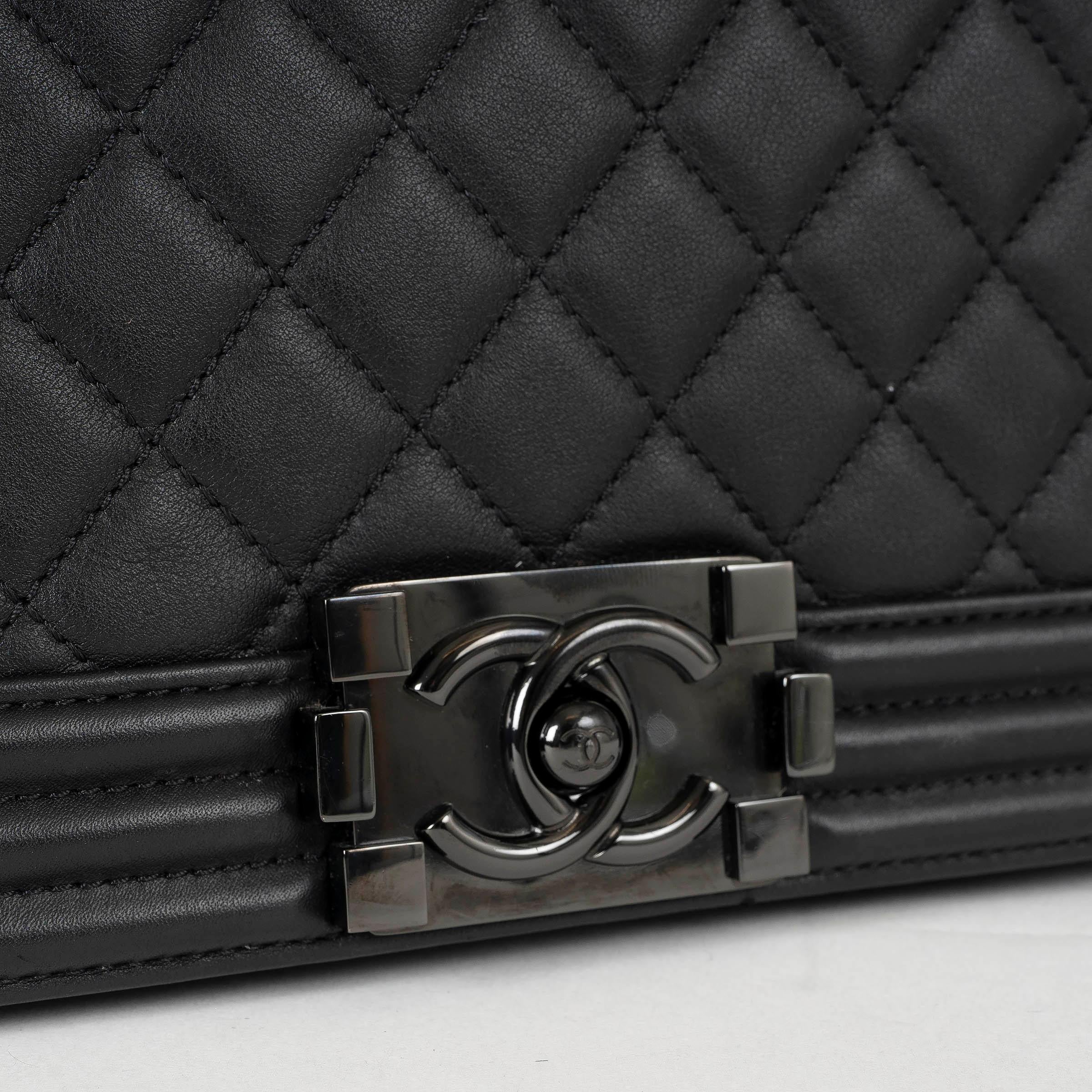 CHANEL cuir noir 17S BOY MEDIUM SO BLACK Sac à bandoulière en vente 2