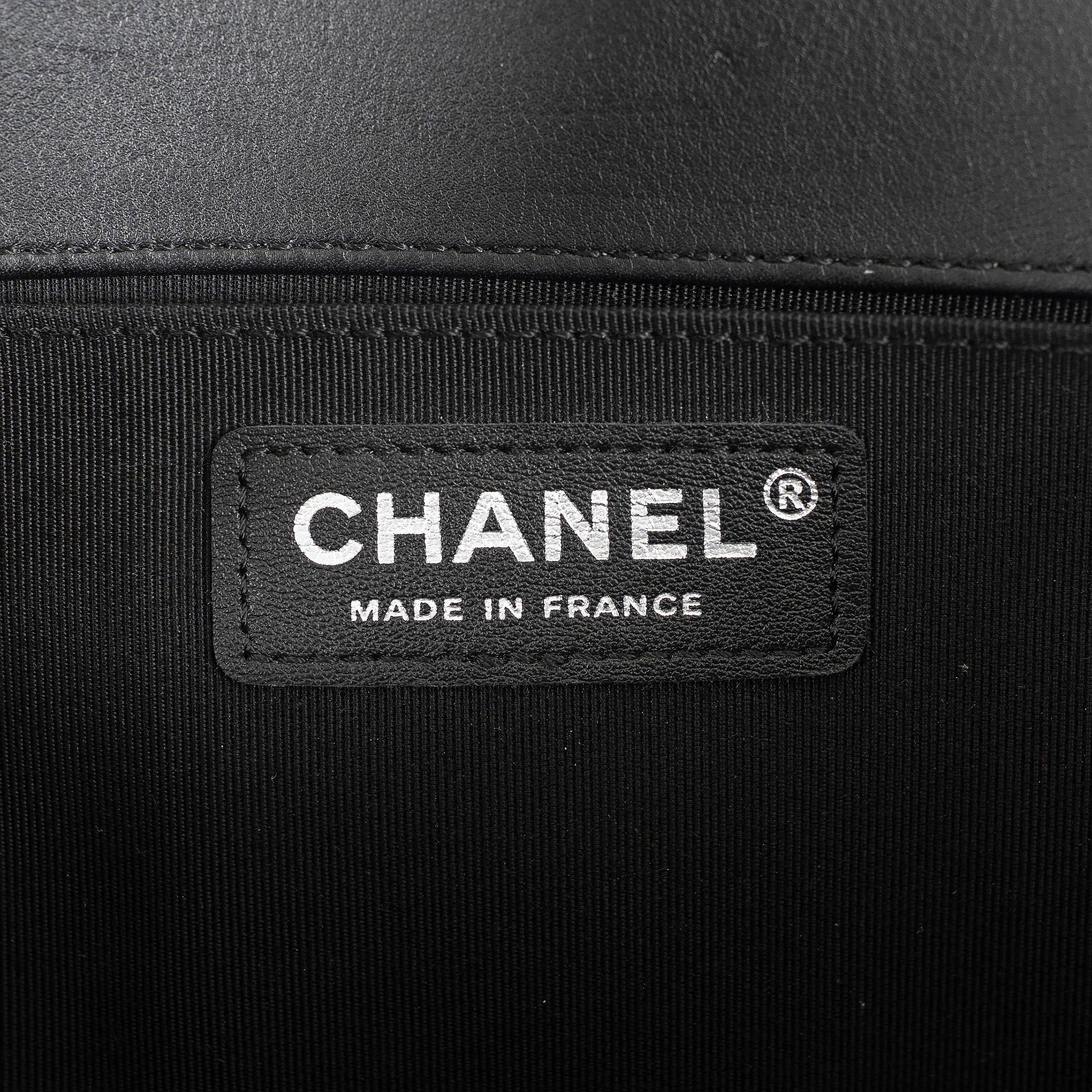 CHANEL cuir noir 17S BOY MEDIUM SO BLACK Sac à bandoulière en vente 3