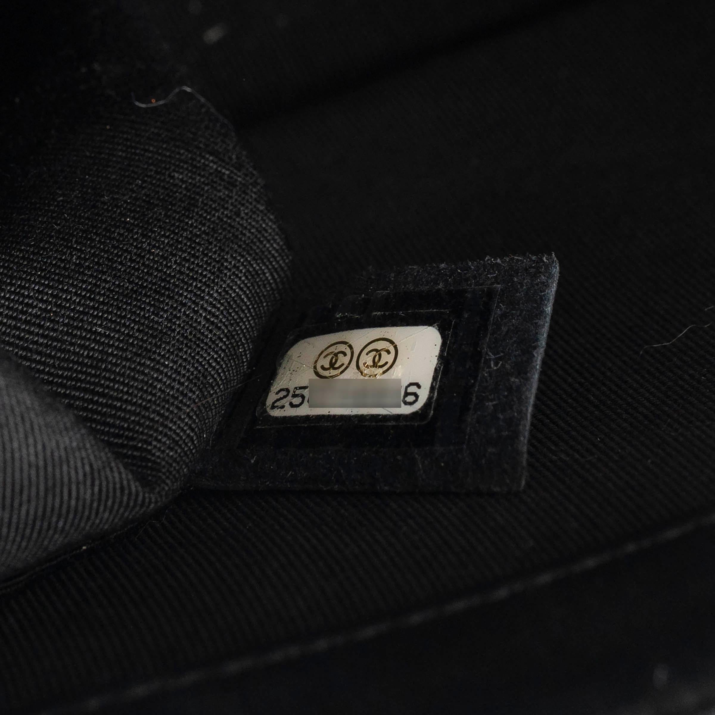 CHANEL cuir noir 17S BOY MEDIUM SO BLACK Sac à bandoulière en vente 4