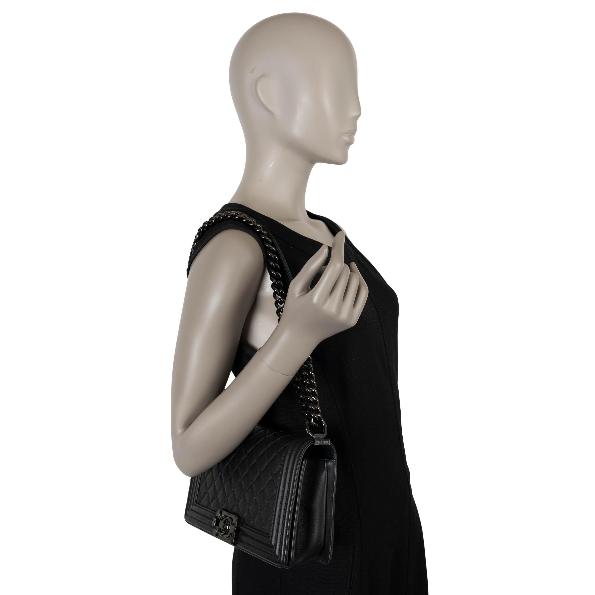CHANEL cuir noir 17S BOY MEDIUM SO BLACK Sac à bandoulière en vente 5